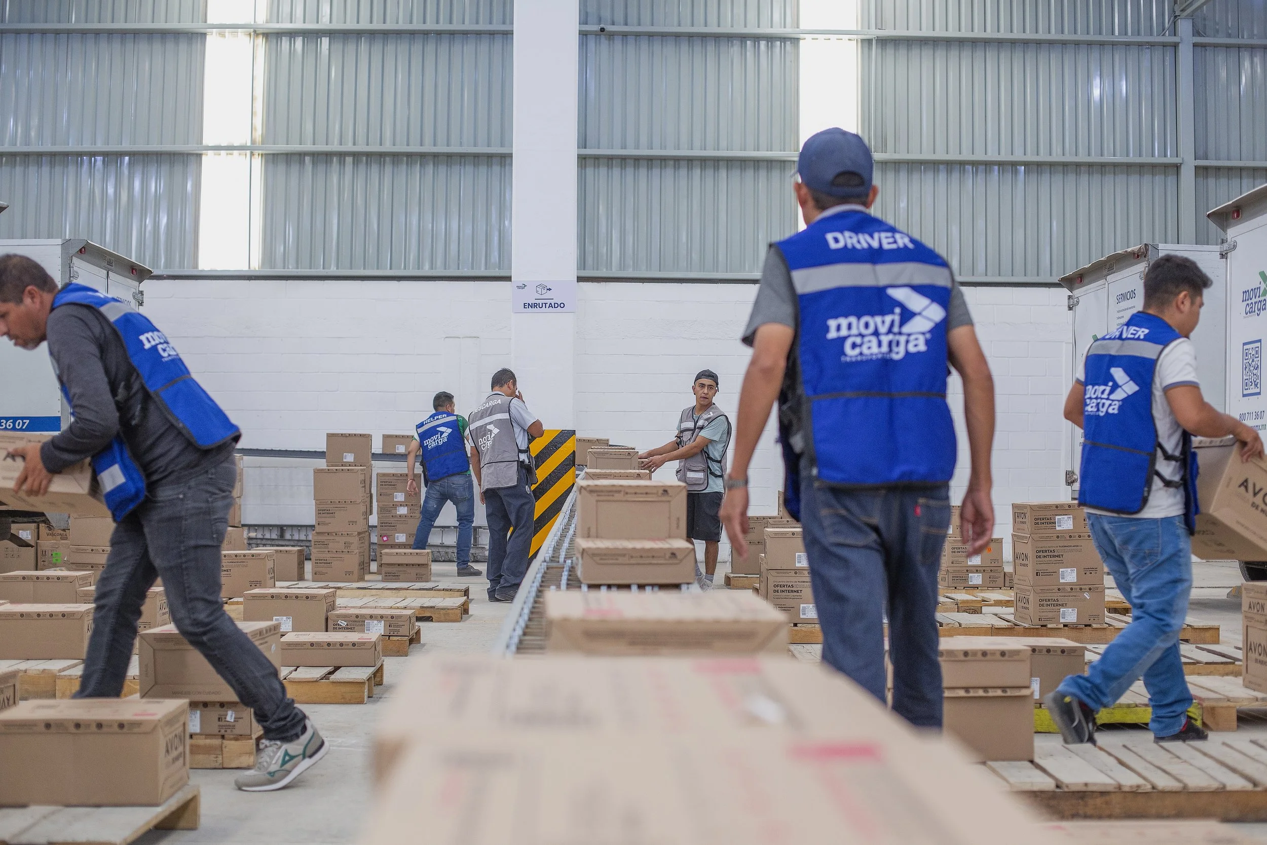 Personal operativo de Movicarga Bajío trabajando en procesos de carga, acomodo y preparación de pedidos dentro de un entorno logístico controlado para empresas.