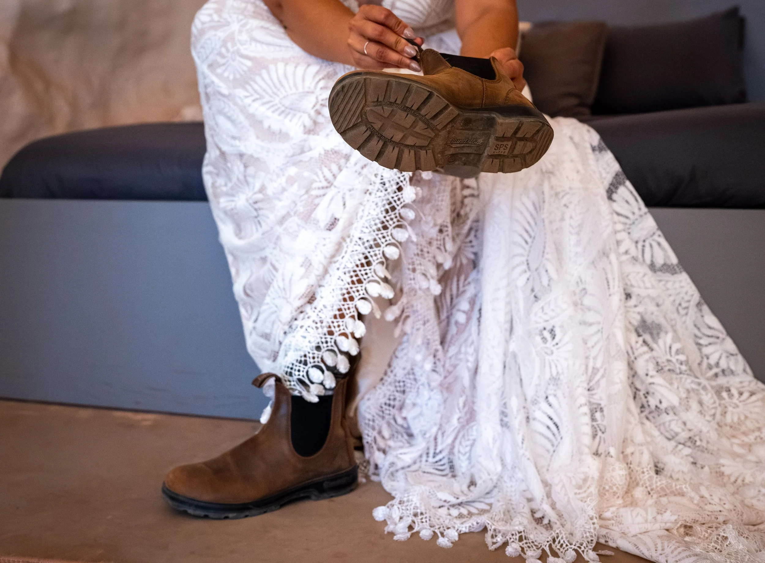 A bride puts on her shoes with tread.