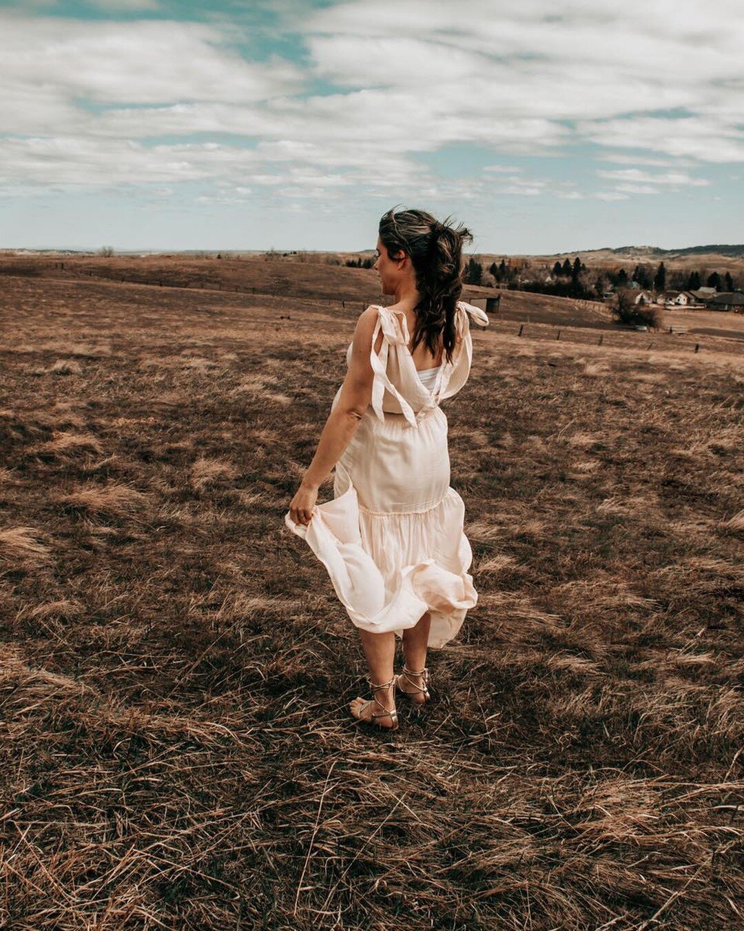 Everyone deserves a dress that flows in the wind like this! 👗🤍

#maternityshoot #wind #flowydress #vibes #gorgeousgorgeousgirls #photography #photoshoot