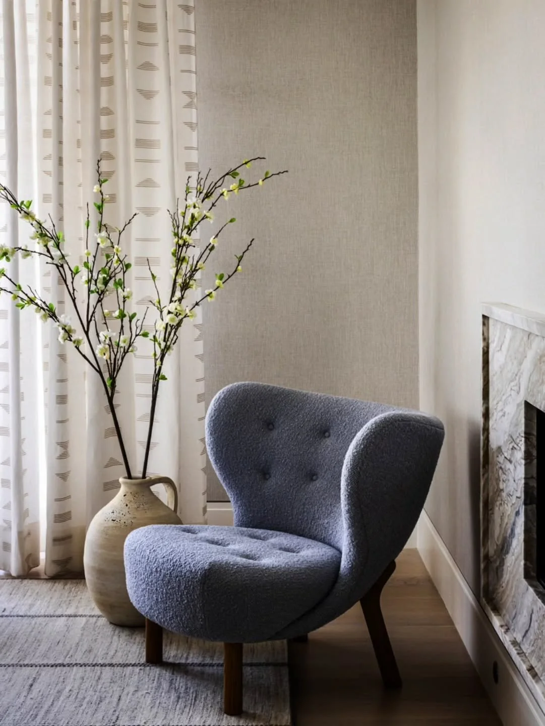 Slow down and have a seat. Captured for @jodimacklininteriordesign.
.
.
.
#interiors #interiorsphotographer #architecturalphotographer #photographer #photoshoot #dcdesigner #dcphotographer #nyphotographer #readingnook #primarysuite #fireplace #cozyco