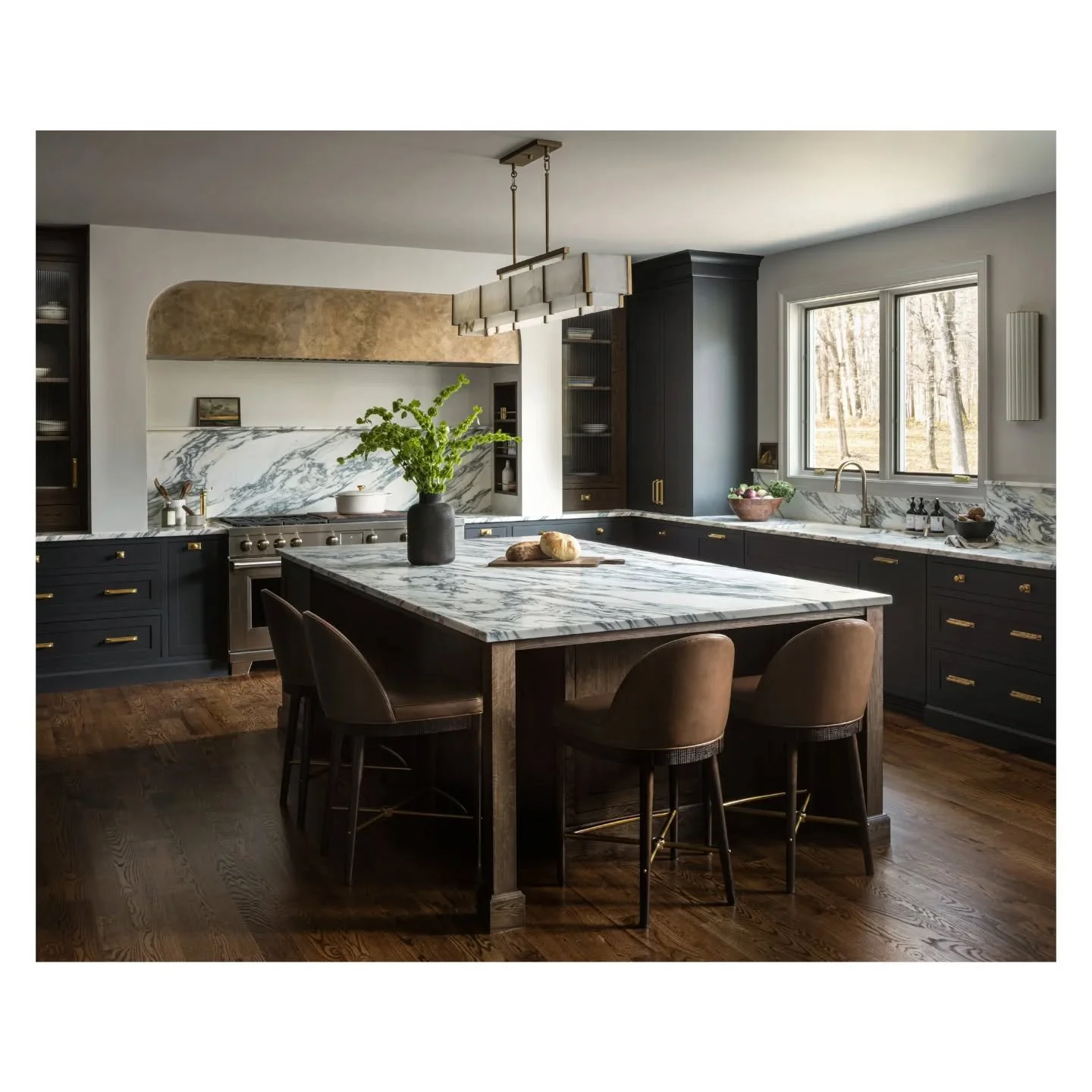 Obsessed with the moodiness of this kitchen - from the dark cabinetry, striking marble countertops and backsplash and the hand painted rangehood.
 Captured for @uniquekitchensandbaths and @elizabethmillerreich.
.
.
#interiordesign #kitchen  #architec