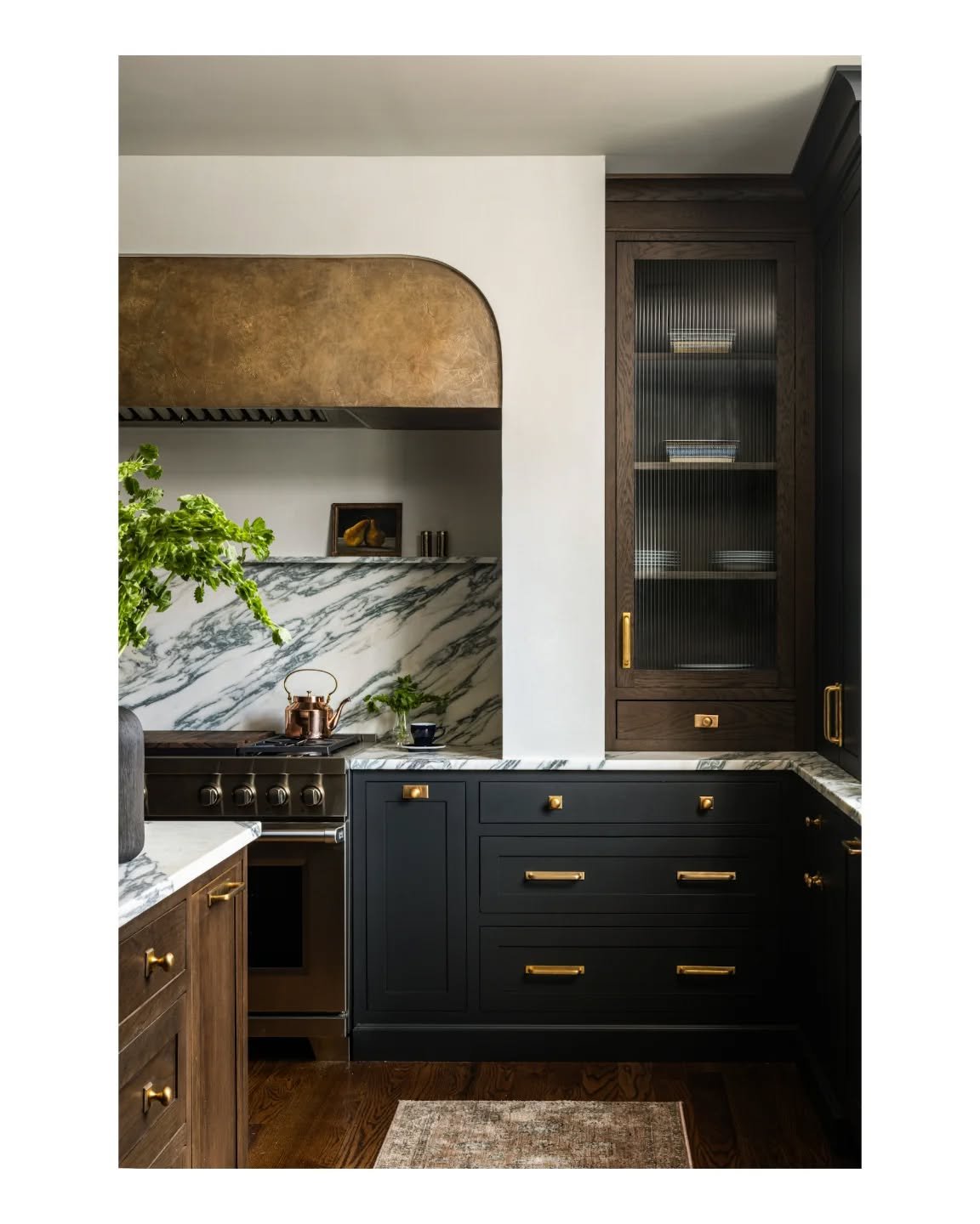 Current mood. Stunning kitchen captured for @uniquekitchensandbaths and @elizabethmillerreich.
.
.
#interiorsphotographer #architecturalphotographer #dcphotographer #nyphotographer #kitchen