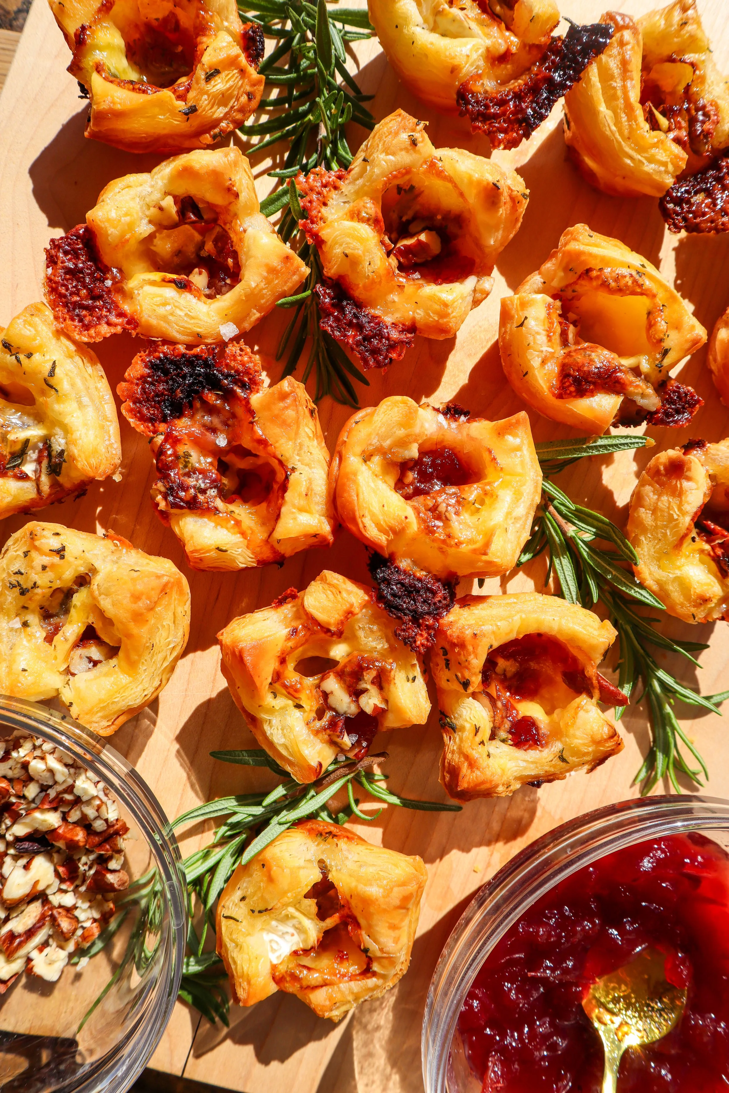 30-Minute Cranberry Brie Bites With Rosemary Butter 