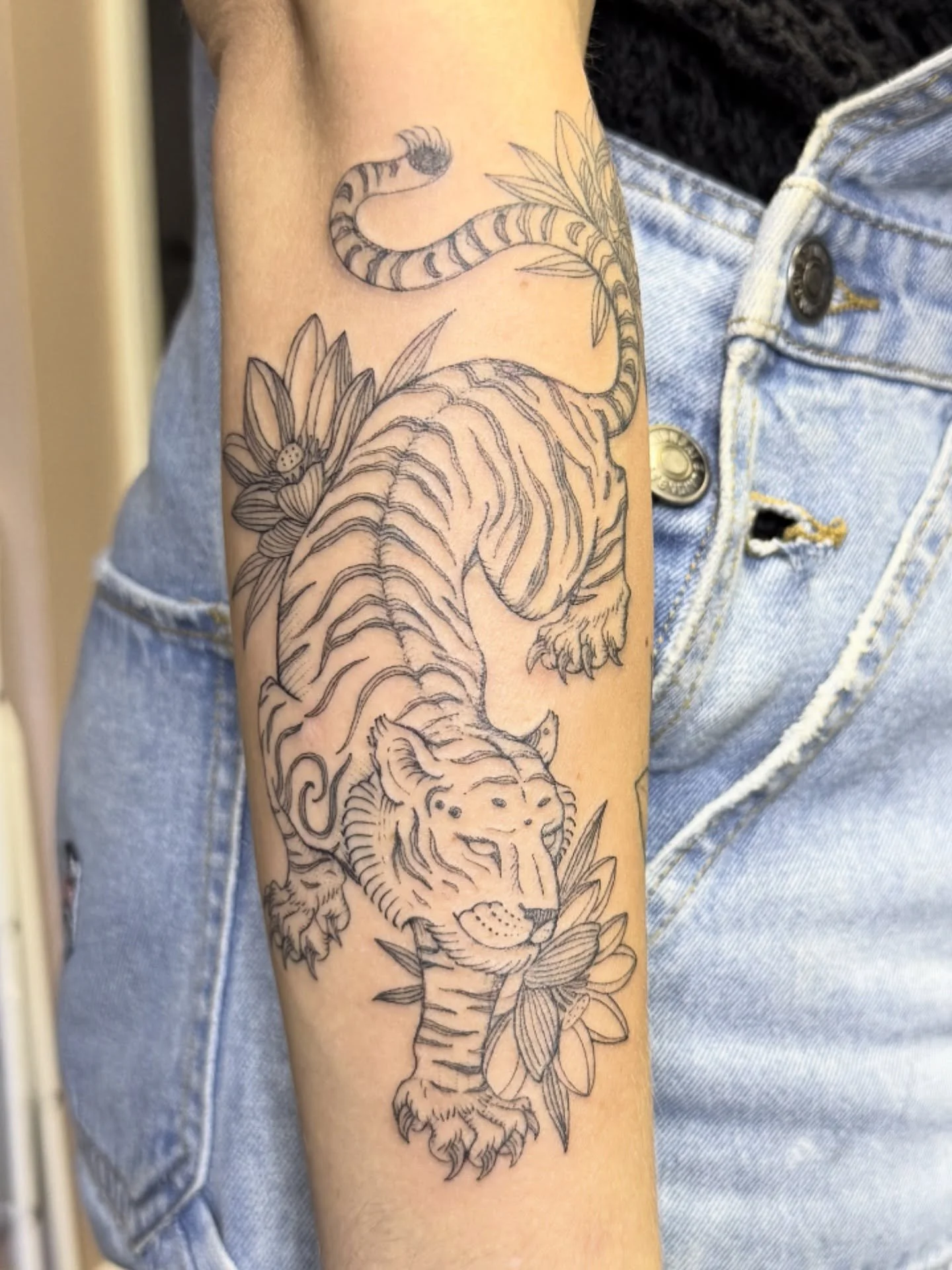 Sketchy tiger for this lovely client. Thank you so much! Currently booking for January. Link to submit a request in my bio! #tigertattoos #lineworktattoos #lotusflower #finelinetattoos #athensgatattoo #athensgatattooartist #atltattoos #booksopen