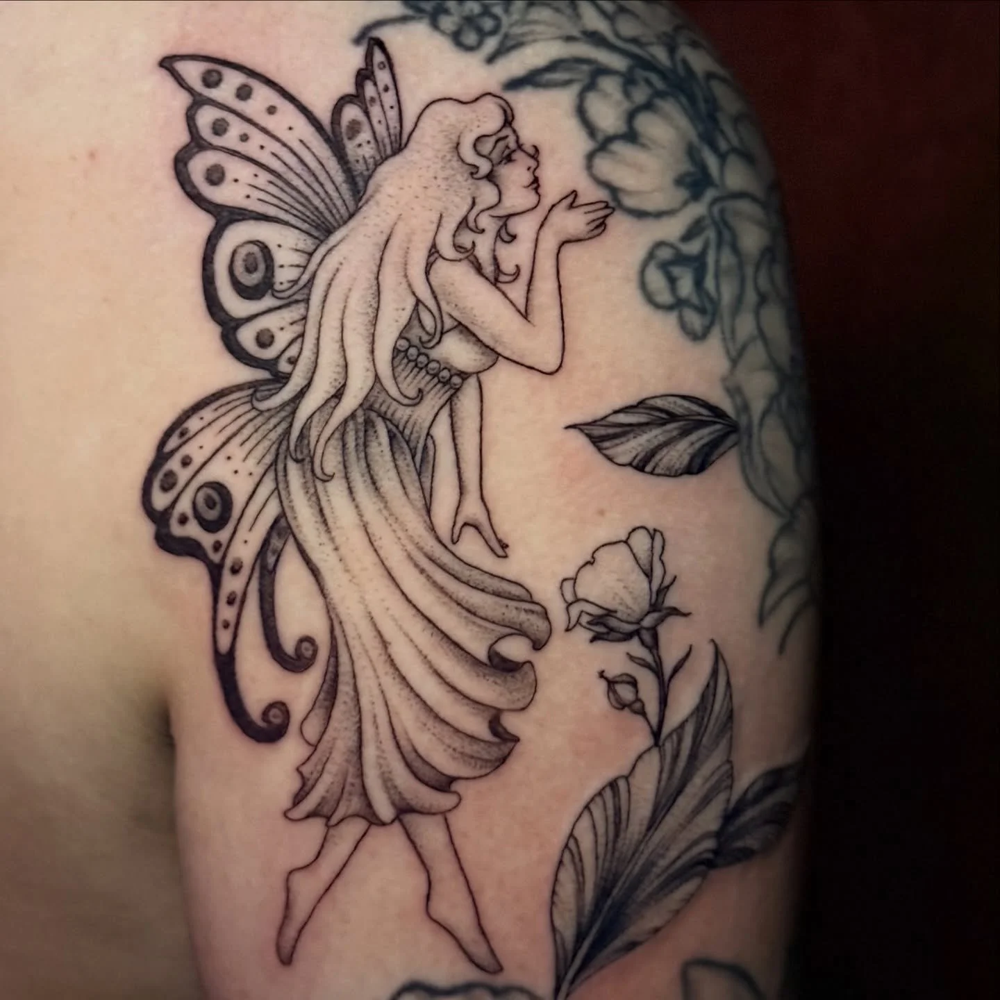 Added this cute fairy to an existing sleeve. Swipe to see tiny details. I love making anything whimsical. Thank you so much! Books open for May, and a link to my request form is in the bio ❤️❤️❤️ #fairytattoo #athensgatattoo #atltattoos #georgiatatto