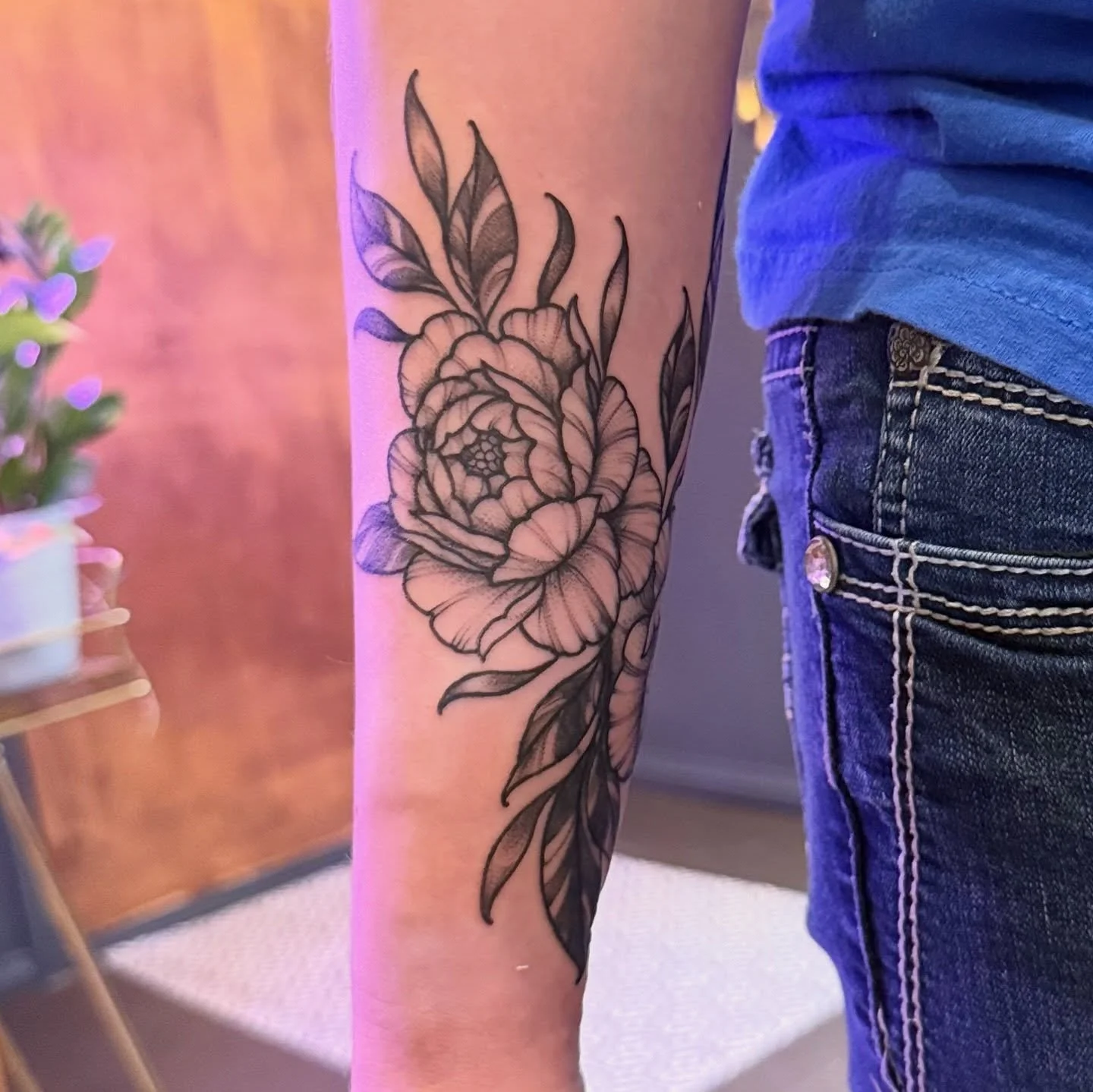Cute floral cover up I made! Generally my blackwork is a little less black, but we had to make sure we got good coverage. Thank you so much for your trust. This was a fun one! #athensgatattoo #atltattooartist #ladytattooer #floraltattoos #blackworkta