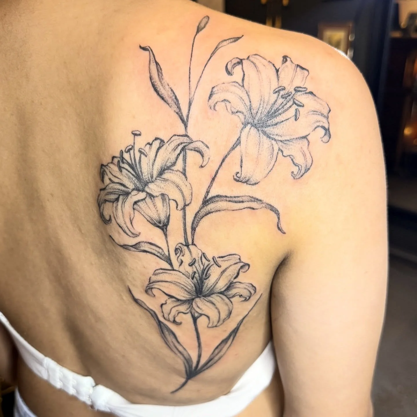 Something a little different for me with these looser, more gestural lilies. I would love to do more like this. There&rsquo;s a few spaces left in June. You can click the link in my profile to submit a request form or Dm if you wanna have a quick cha