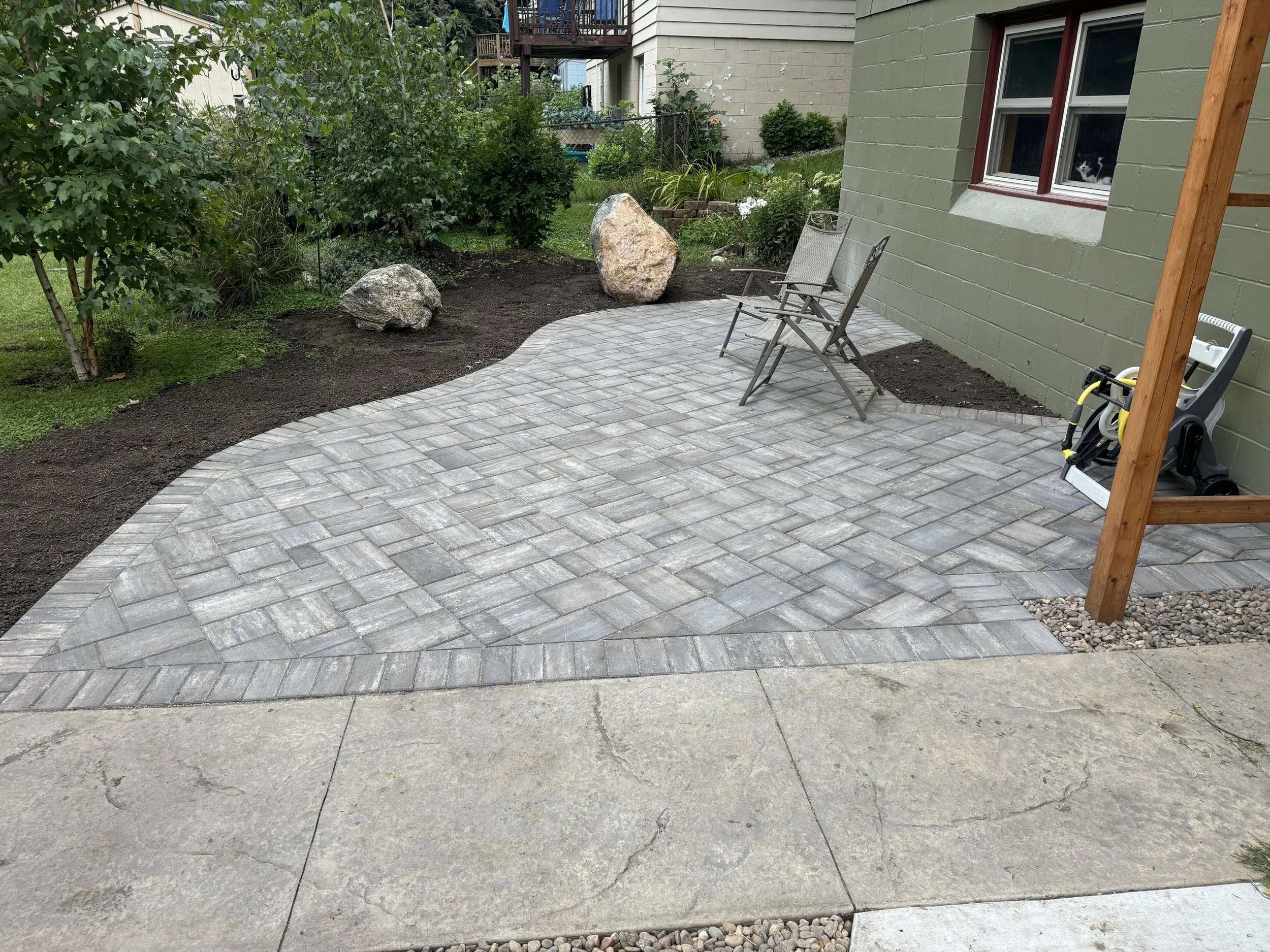 MB Landscapes installed a paved outdoor patio with gray pavers.