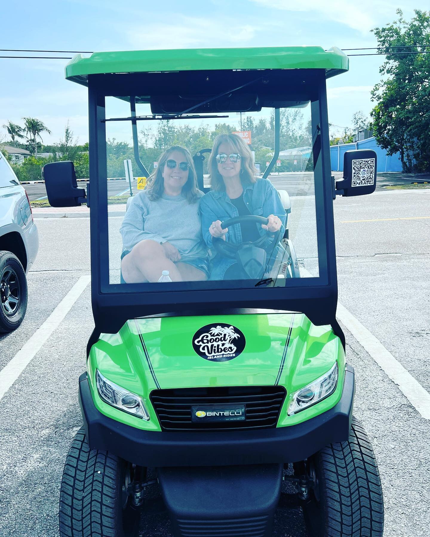 More AMAZING customers enjoying our 4 seater golf cart 🛺 🌞Book an all electric golf cart for your holiday on Siesta Key! @goodvibesislandrides  #siestakey