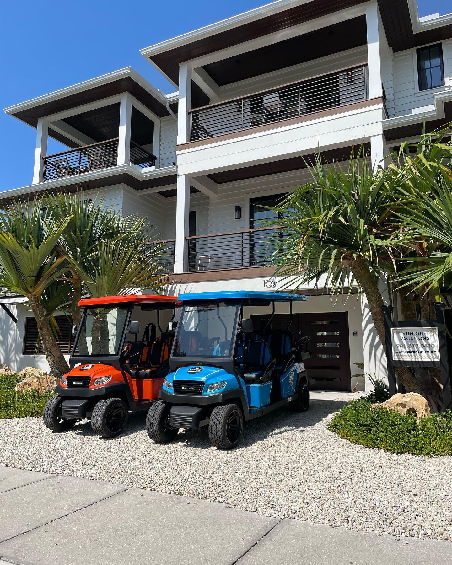 Spring Break is officially underway in Siesta Key! Our all electric golf carts are an amazing alternative to free rides and public transportation 🙌🏼🛺 #siestakey #goodvibesislandrides #springbreak DM us or go online to book