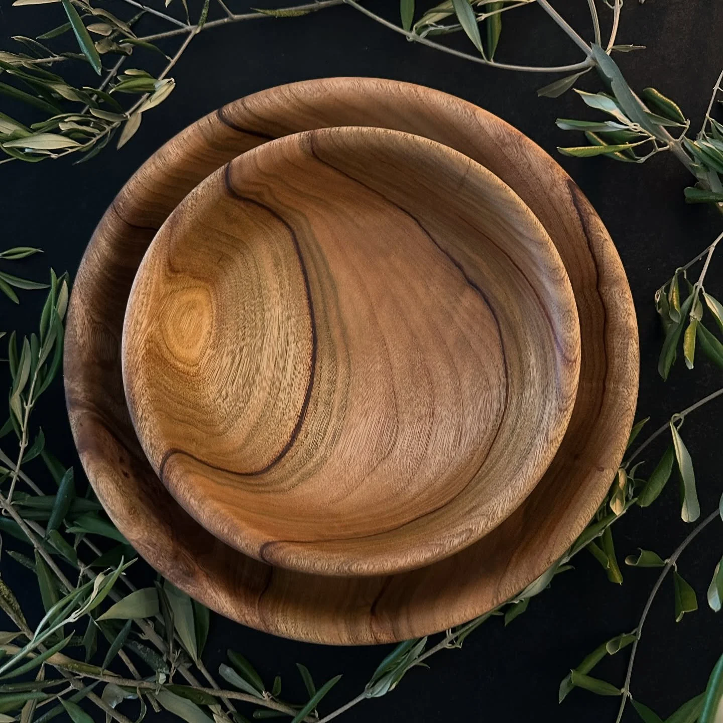 This custom order of medium and large bowl set is ready to ship! 

Bowl blanks from @popsshedshop and finished with 2x coats of my @orange_tung_company oil (available now at ourlittleshed.com) then a coat of my food safe wax (also found online!)

If 
