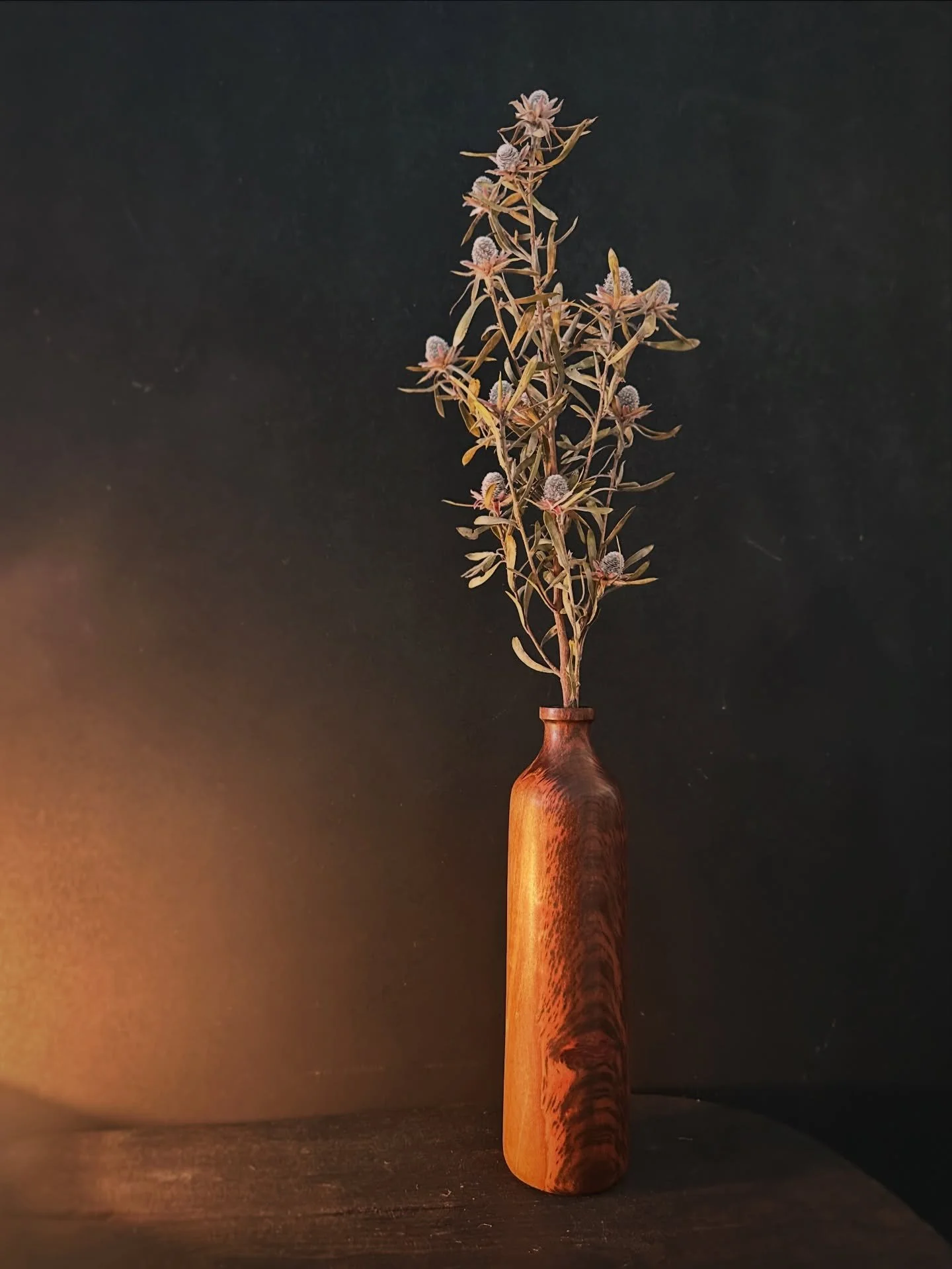 Another day, another Tiger Myrtle vase

@carvingandturningtimbersales sourced timber
@wyldbynaturefloraldesign dried stems

Catch me at @gosfordgallery this weekend at the make it big markets and get your hands on this one!