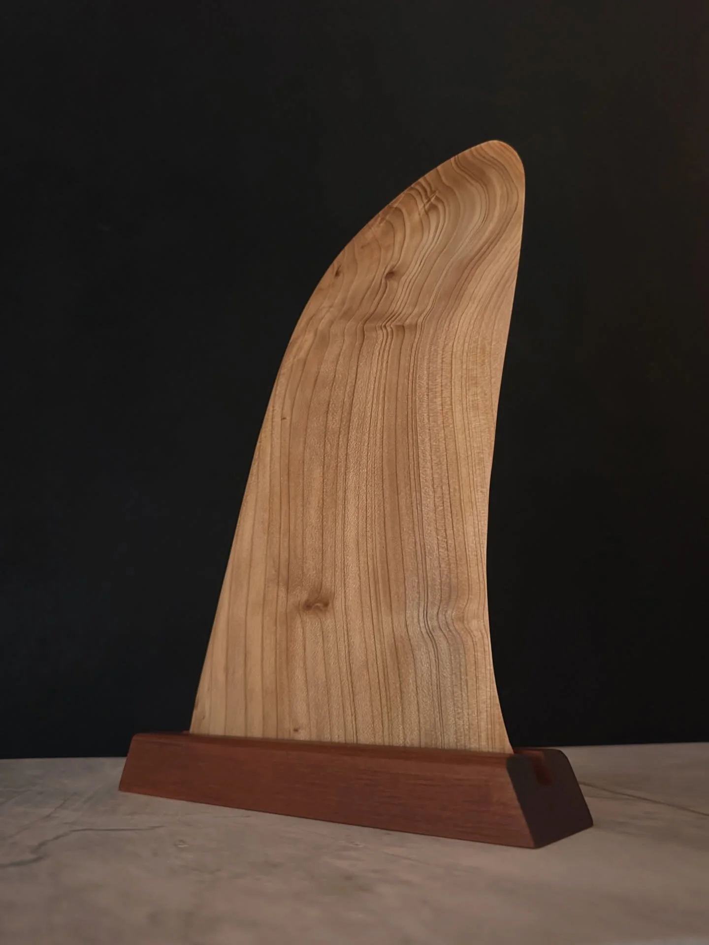 D fin surf art made from Lebanese Cedar and sat on a Myrtle Beech stand (yep, that was a deliberate choice!)

Popular in the 50s and 60s the D shaped fin provides stability suitable for trimming and walking the longboard or log.

The final pic= the i