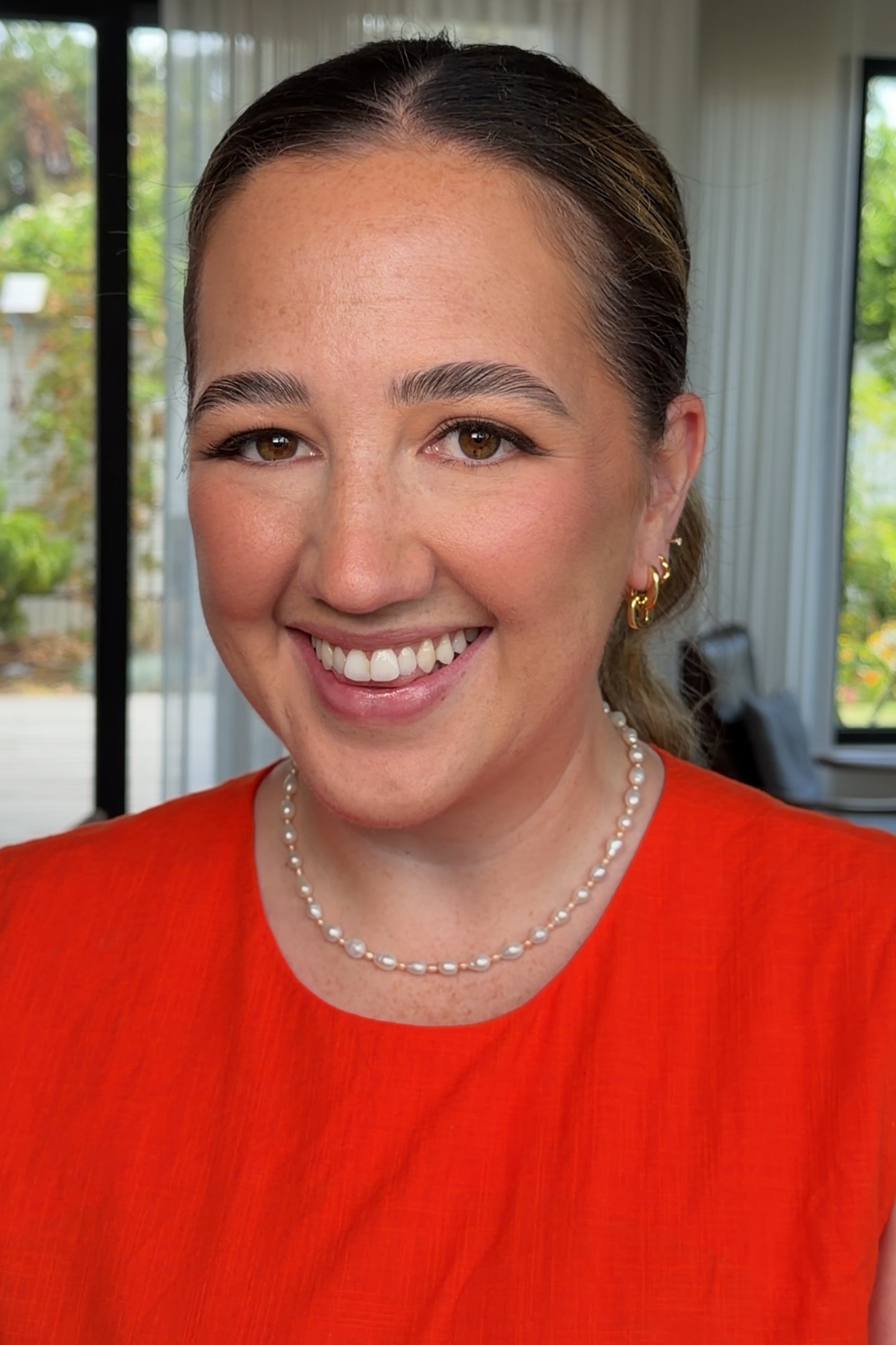 natural sister of the bride makeup look freckles makeup glowing makeup 