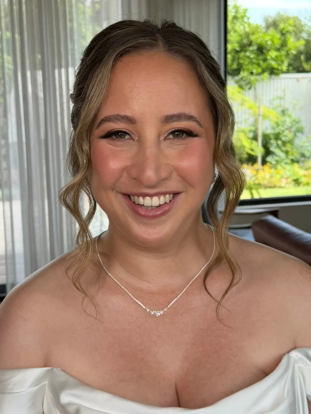 Glowy glam for angel bride Mel 🪄 thank you for trusting me on your big day xxxxx 

Hair slayed by @hillsidestyling 

www.morganwickhammua.com.au/bridal

#adelaidemakeupartist #bridalmakeupadelaide #weddingmakeupadelaide #adelaidemua #adelaidebridal