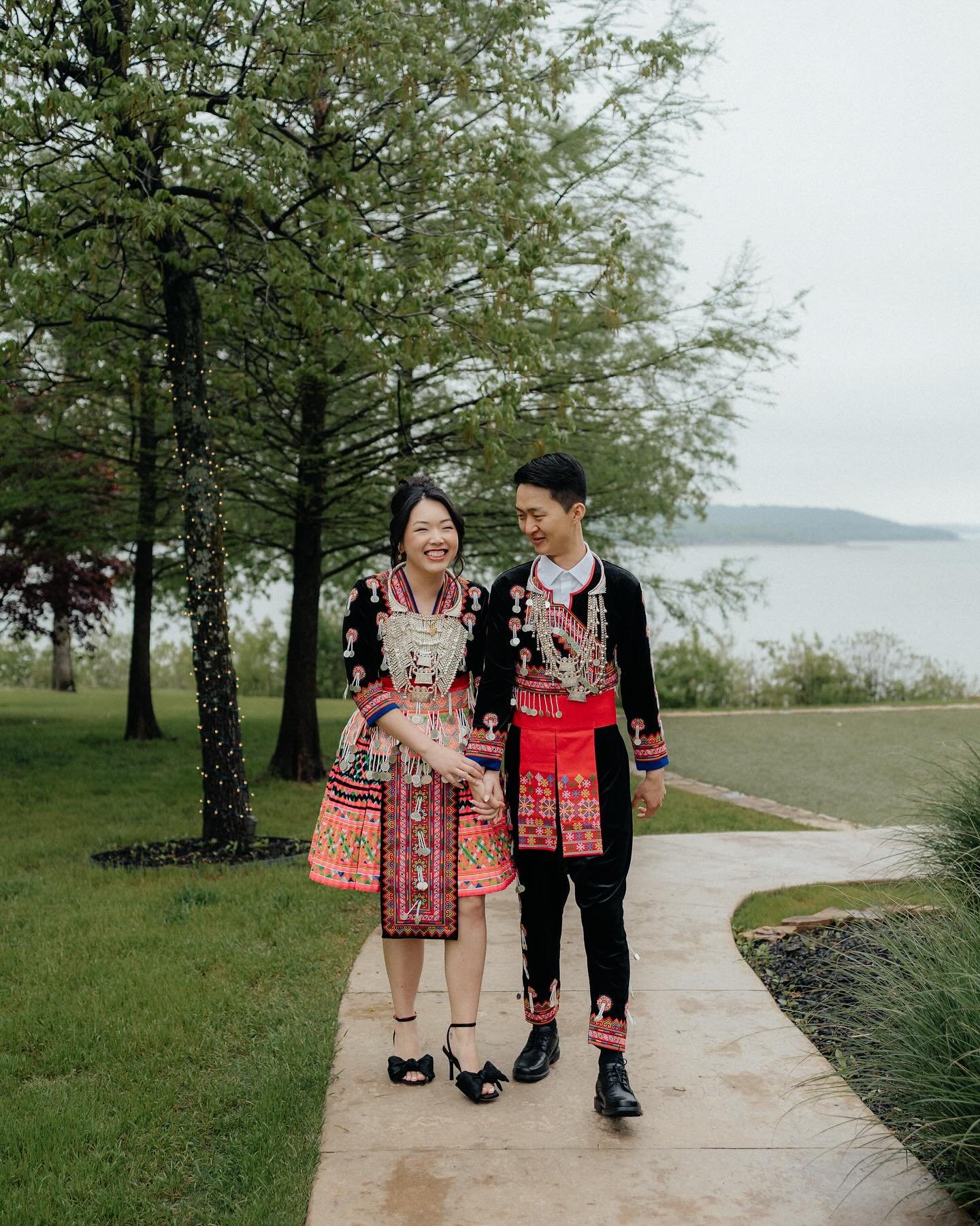 We will never get over the way Emily & Minju combined both of their families’ cultures + a twist of their own for their big day @springsvenuetulsa ππ
Venue: @springsvenuetulsa
Wedding Planner: @infinityroseeventsco
Photography: @rache