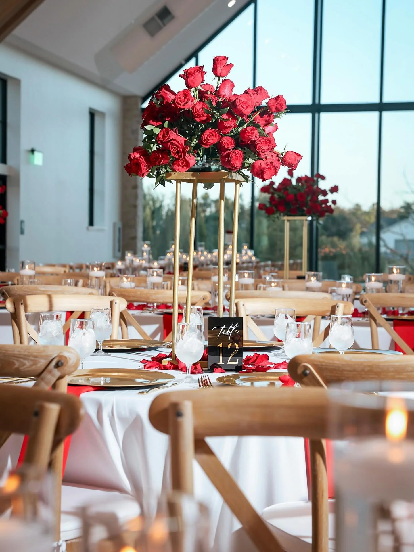 Red Roses symbolize a deep love & romance - a perfect way to fill your Reception Hall on your big day!πΉ♥οΈ
Venue: @thebowervenue
Wedding Planner: @infinityroseeventsco
Photography & Videography: @itsbc
Florals: @emmalinerosefloral