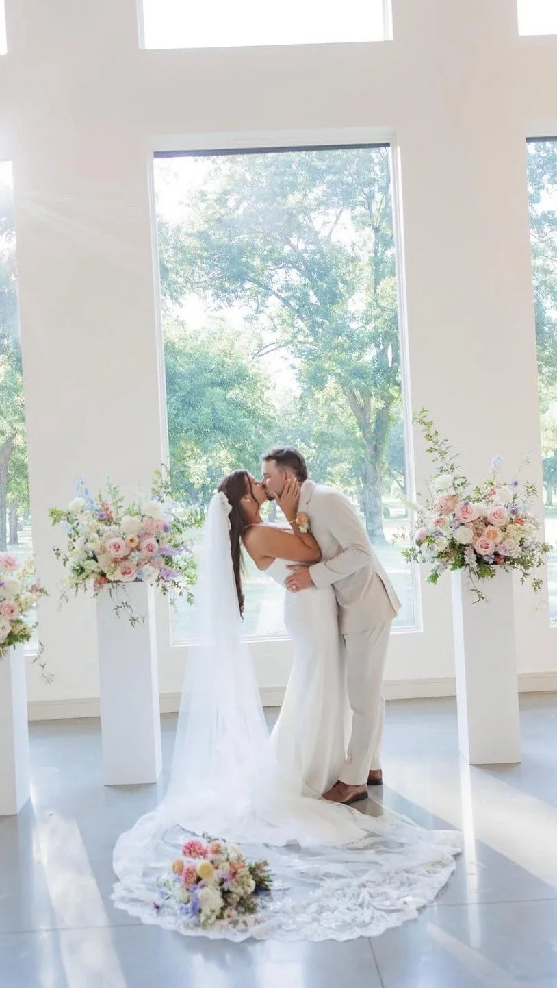 It’s the little details we notice β¨
Use a planner who loves the details! We are big on making sure those Reception chairs line up perfectly for photos + when your guests walk into the space! It shows a glimpse of a perfectly executed Wedding
