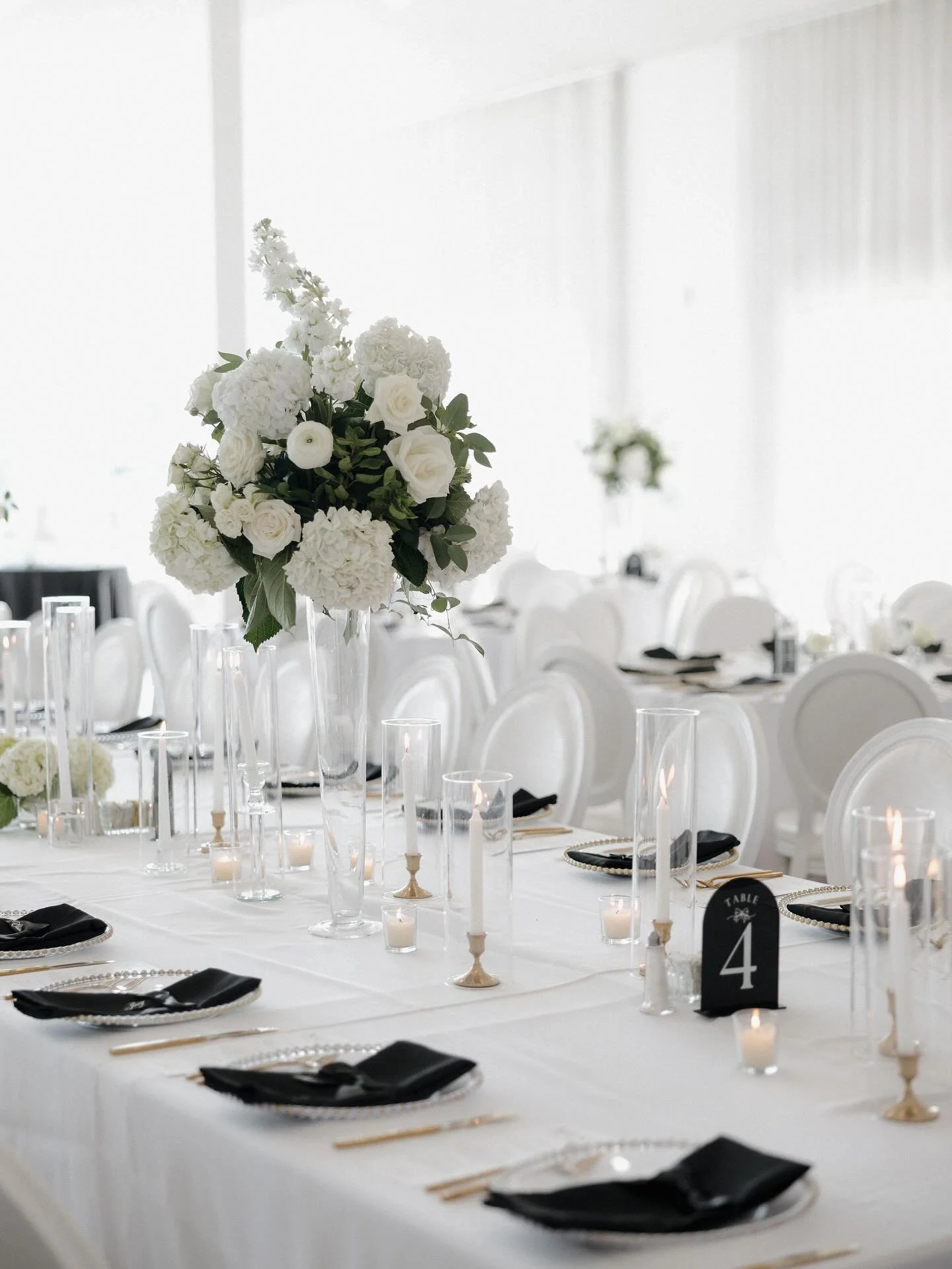 A simple, classy, modern, black & white Reception will never get old π€π€β¨
Venue: @vinterratulsa
Photographer: @kelseymariephotog
Content Creator: @dayof.byjuls
Wedding Coordinator: @infinityroseeventsco
Florals: @robynsflowergarden
Makeup: