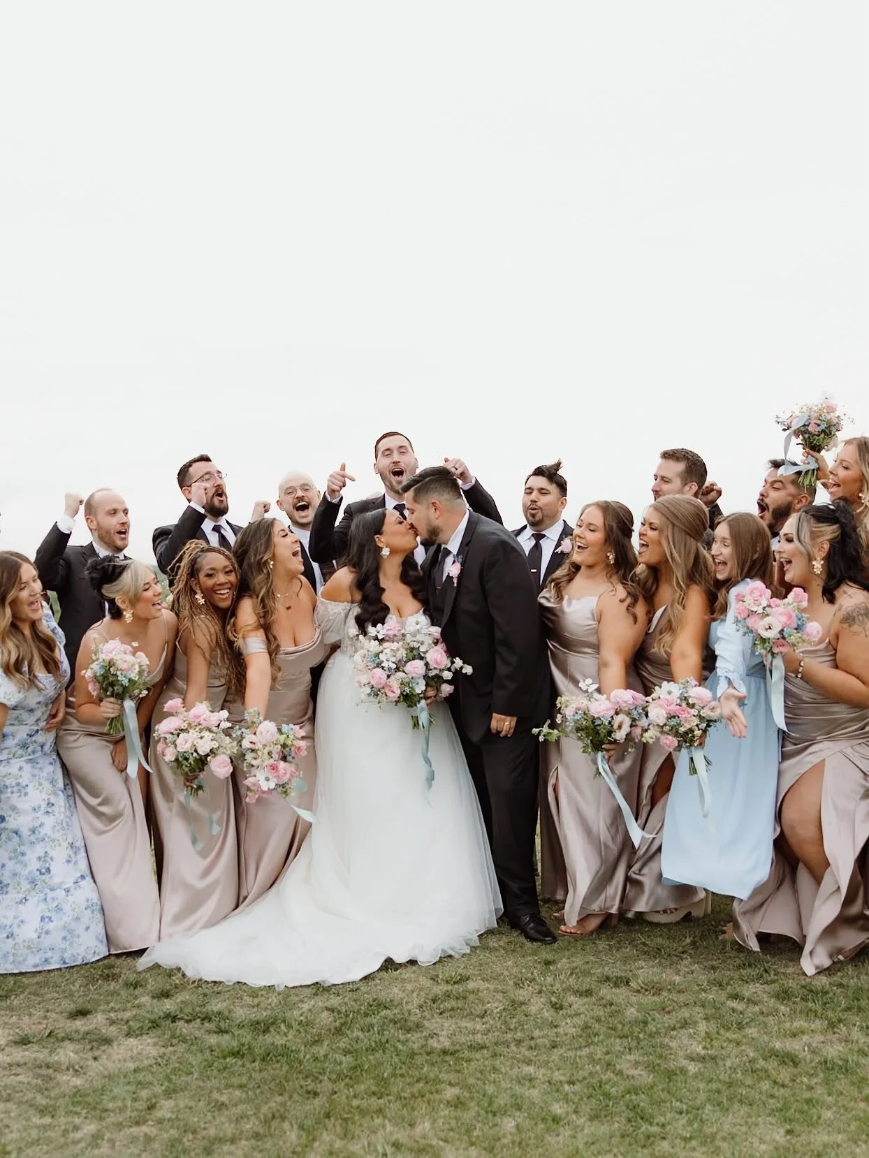 One for the guys on Wedding day! You never know what they’ll be up to - from lounging, video gaming, cigar smoking, or throwing the groom around - they’re sure to make it a fun time!π»
Venue: @hillsidebarnok
Photographer: @candicevannph