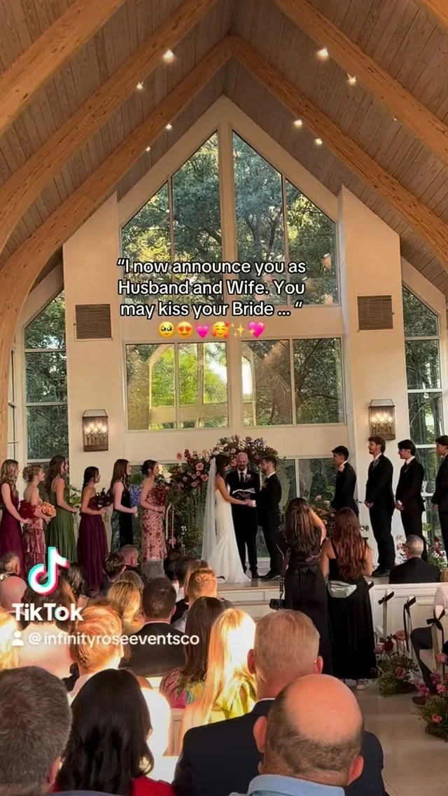 That FIRST KISS as Husband & Wife β¨ππ
#oklahomaweddingplanner #tulsaweddingplanner #glasschapel #weddingfirstkiss #okweddingplanner