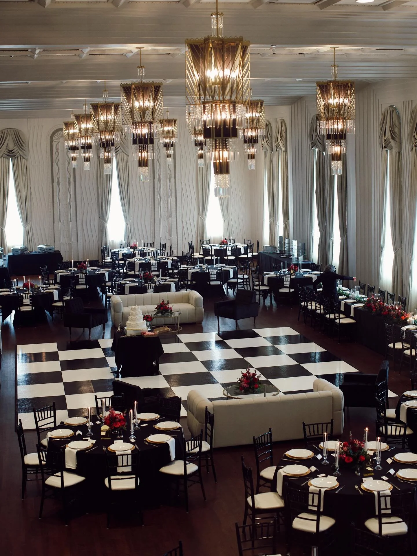 A classy black &amp; white affair with pops of pinks &amp; reds?! Obsessed!! &hearts;️💖🌸🌹

Venue: @tulsaclubhotel 
Wedding Planner: @infinityroseeventsco 
Photography: @darcey_olsen 
Videography: @patovisti.films 
Brides Hair: @ksheltonbeauty 
Bri