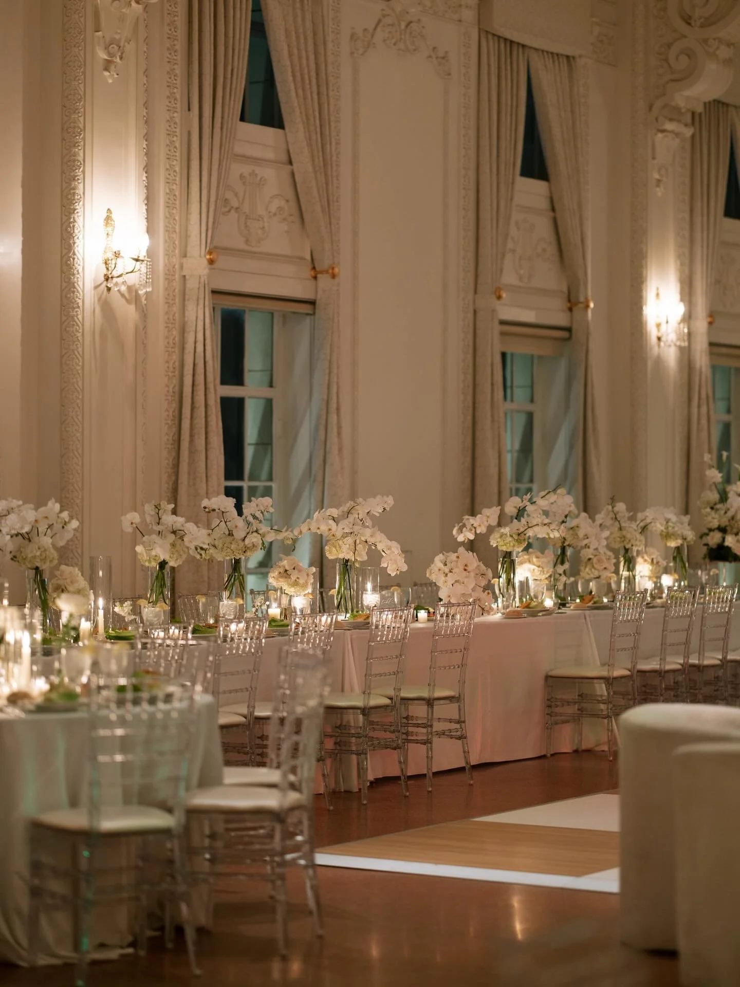 A stunning &amp; classy affair celebrating The Hinsons @themayohotel 🤍💍 

Venue: @themayohotel 
Wedding Planner: @infinityroseeventsco 
Photographer: @hannarunnerphotography 
Florals: @bridal_garden_by_lindi 
Makeup: @mlbartistry 
Hair: @sterlingtu