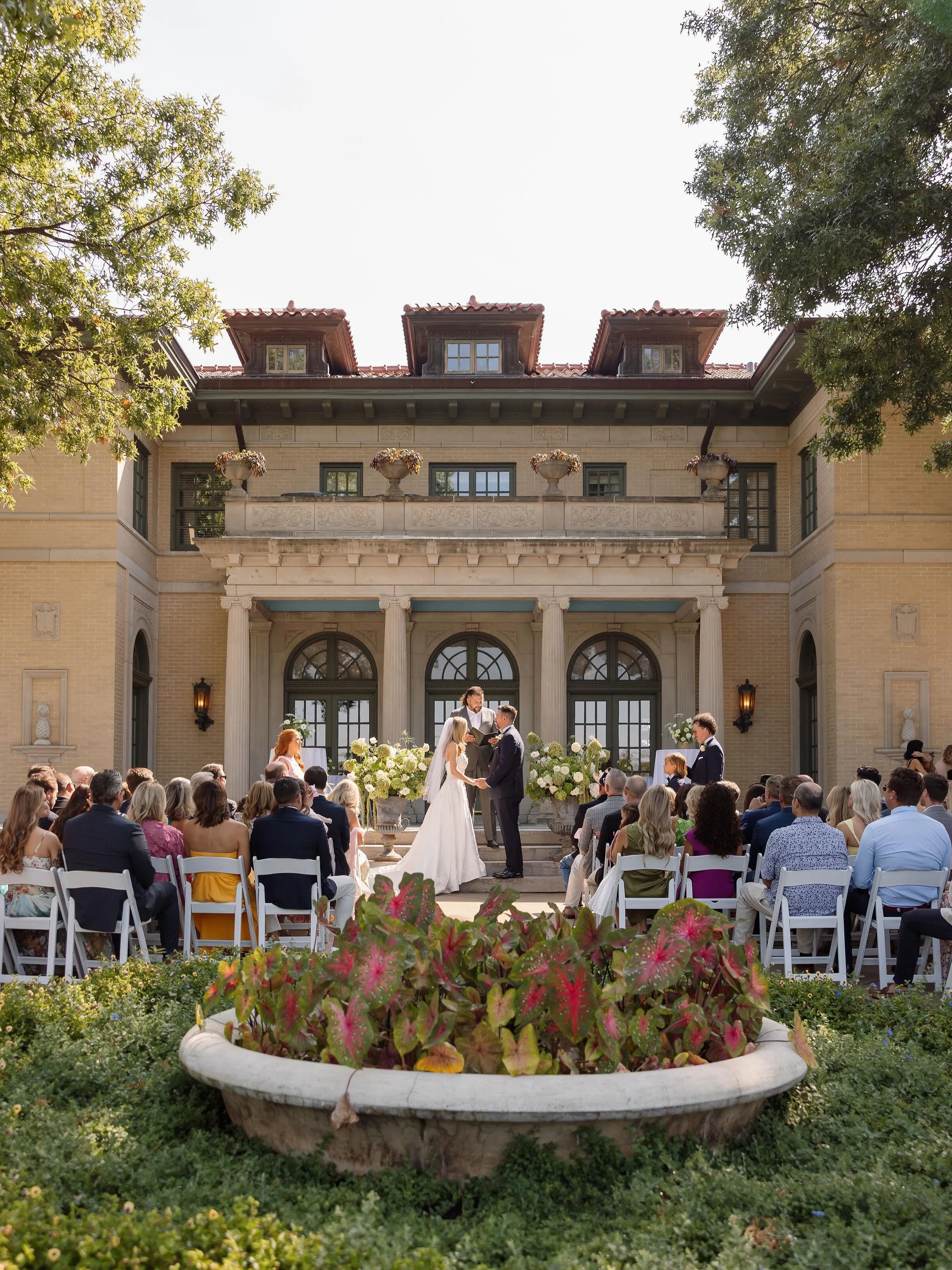 Obsessing over the green &amp; white toned Wedding trends nowadays 🍃🤍✨🥂

Venue: @themansionatwoodwardpark 
Photography: @madisonalexis.co 
Content Creator: @contentbyellak 
Wedding Coordinator: @infinityroseeventsco 
Florist: @emeraldandolive 
Bar