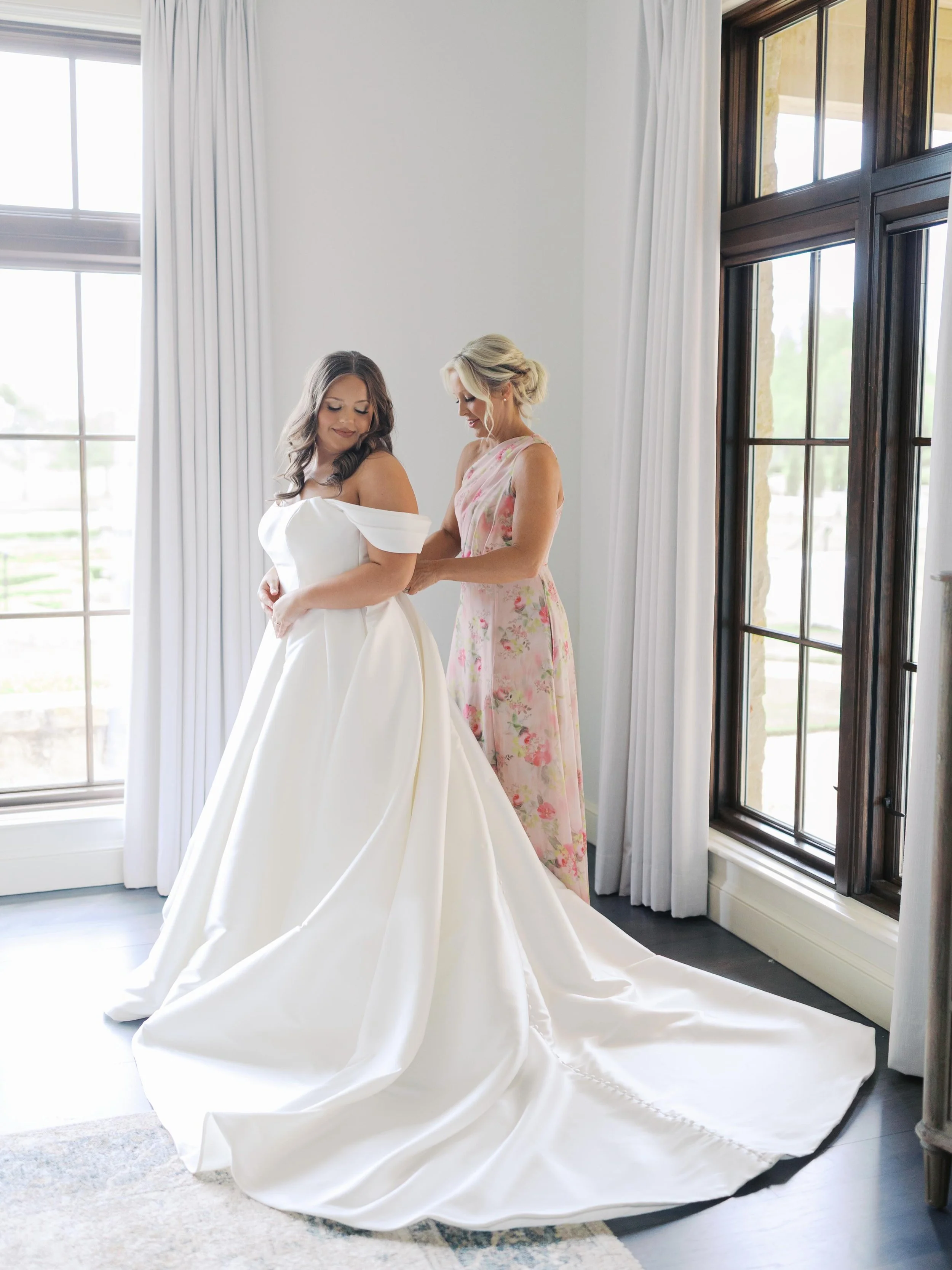 A Mama&rsquo;s love!💗🌸💐
Happy Mother&rsquo;s Day to all the wonderful Mama&rsquo;s out there! Your loves never goes unnoticed and we cherish &amp; adore all that you do!🫶🏽

Venue: @thebowervenue 
Wedding Planner: @infinityroseeventsco 
Photograp