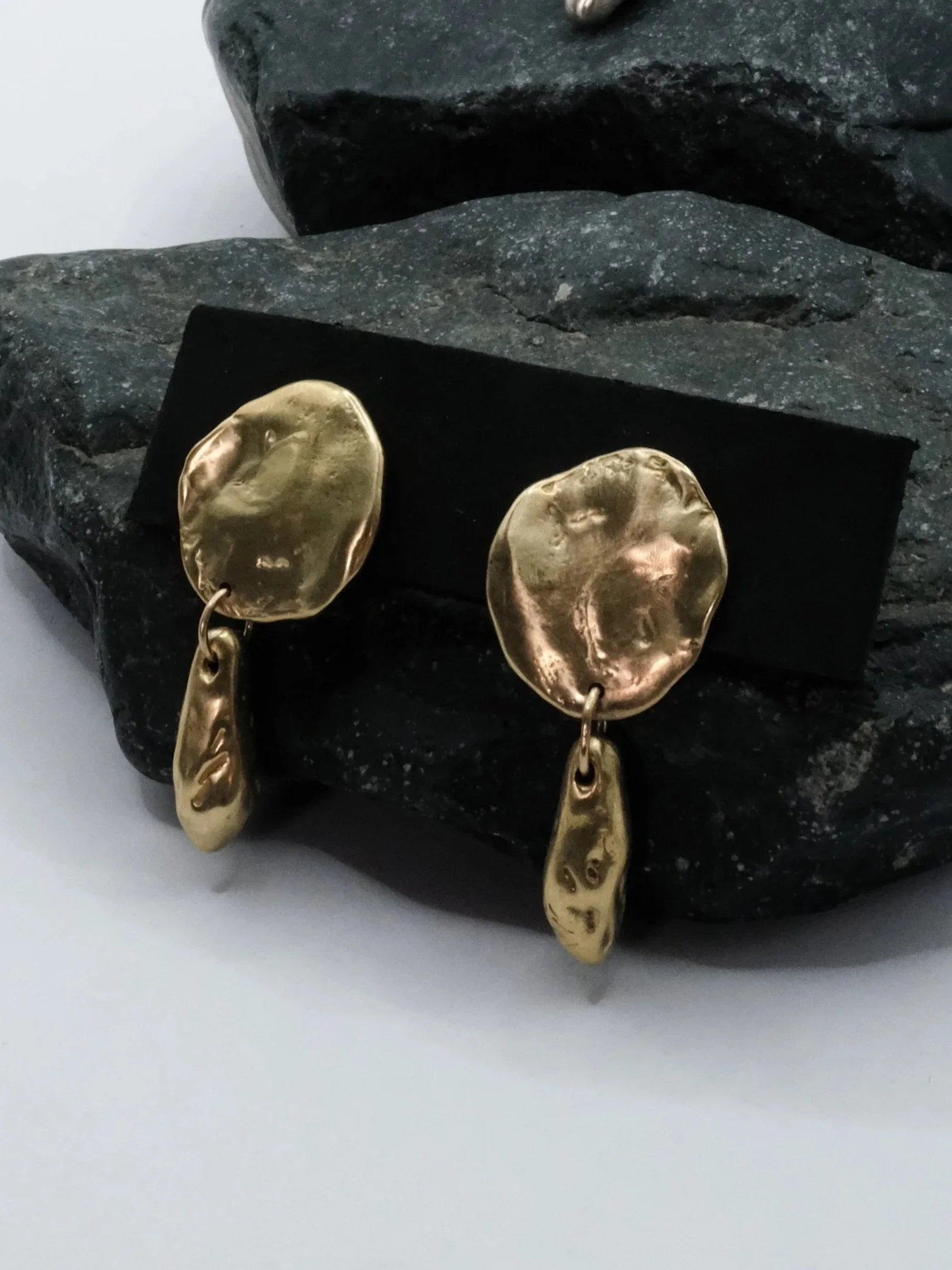 Disc-Dangle---both-metals---on-rock.jpg