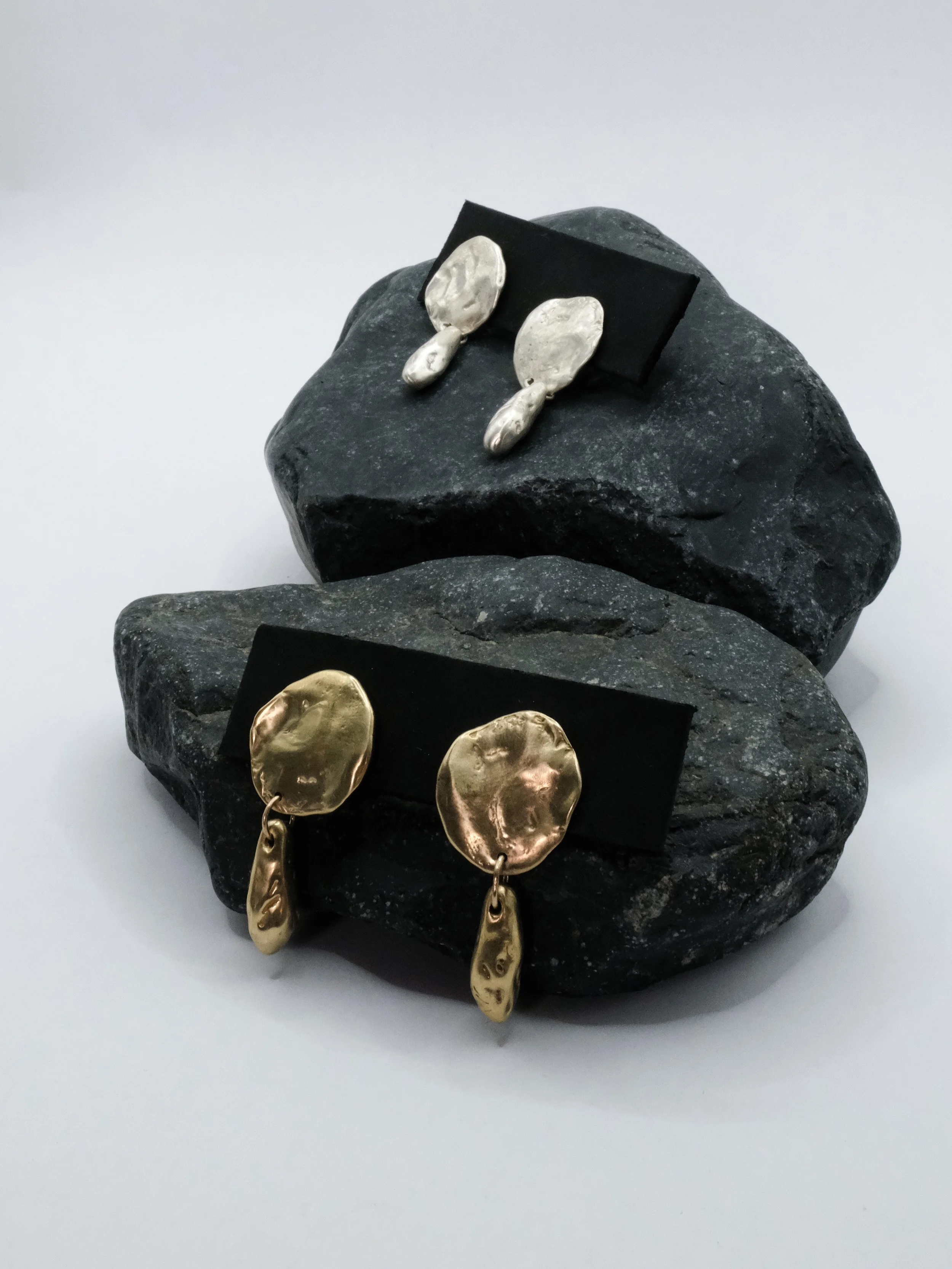 Disc-Dangle---both-metals---on-rock.jpg