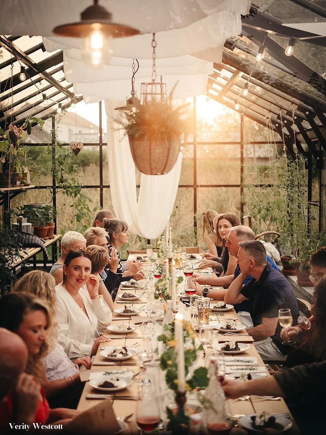 The Glasshouse Feast!

What a beautiful evening we had on Friday! A glasshouse full of lovely guests, sitting at a long table simply adorned with nasturtiums, fennel, tomatoes and rosemary from the farm, cocktails from @loveday_distilling in the Padd