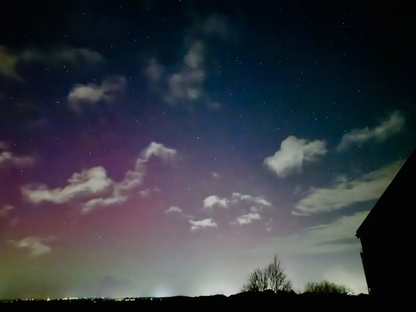 I missed it last night but it&rsquo;s still pretty tonight. In some ways I find the clouds and the stars prettier than the colours. Our skies are so dark here, it&rsquo;s great for hot tub star gazing.
#holidaycottage #northernlights #darkskies #star