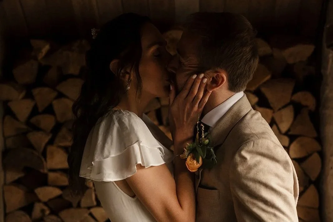 Wedding couple in the Woodshed