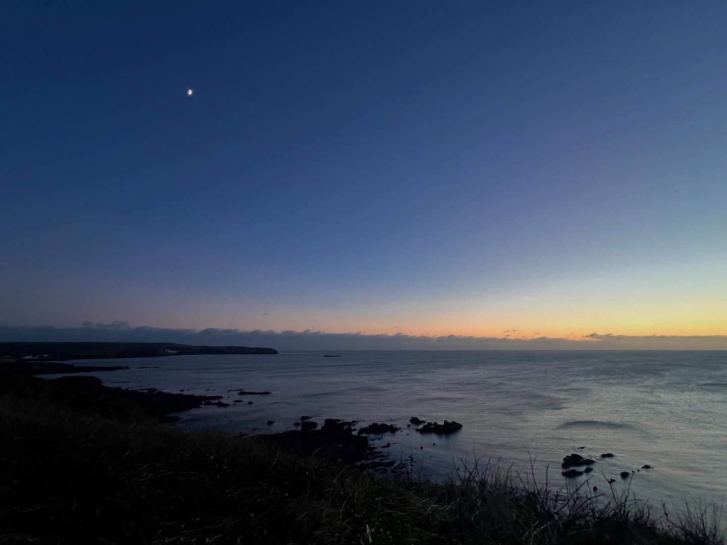 𝐌𝐨𝐯𝐞𝐝 𝐛𝐲 𝐭𝐡𝐞 𝐒𝐤𝐲 🌓

The sky is so vast &mdash; how could I possibly take it all in?
Its yawning reach moves me to tears,
offering a wider horizon,
stretching my heart evermore.

Magic lives on the edges: a cliff, in liminal light,
that 