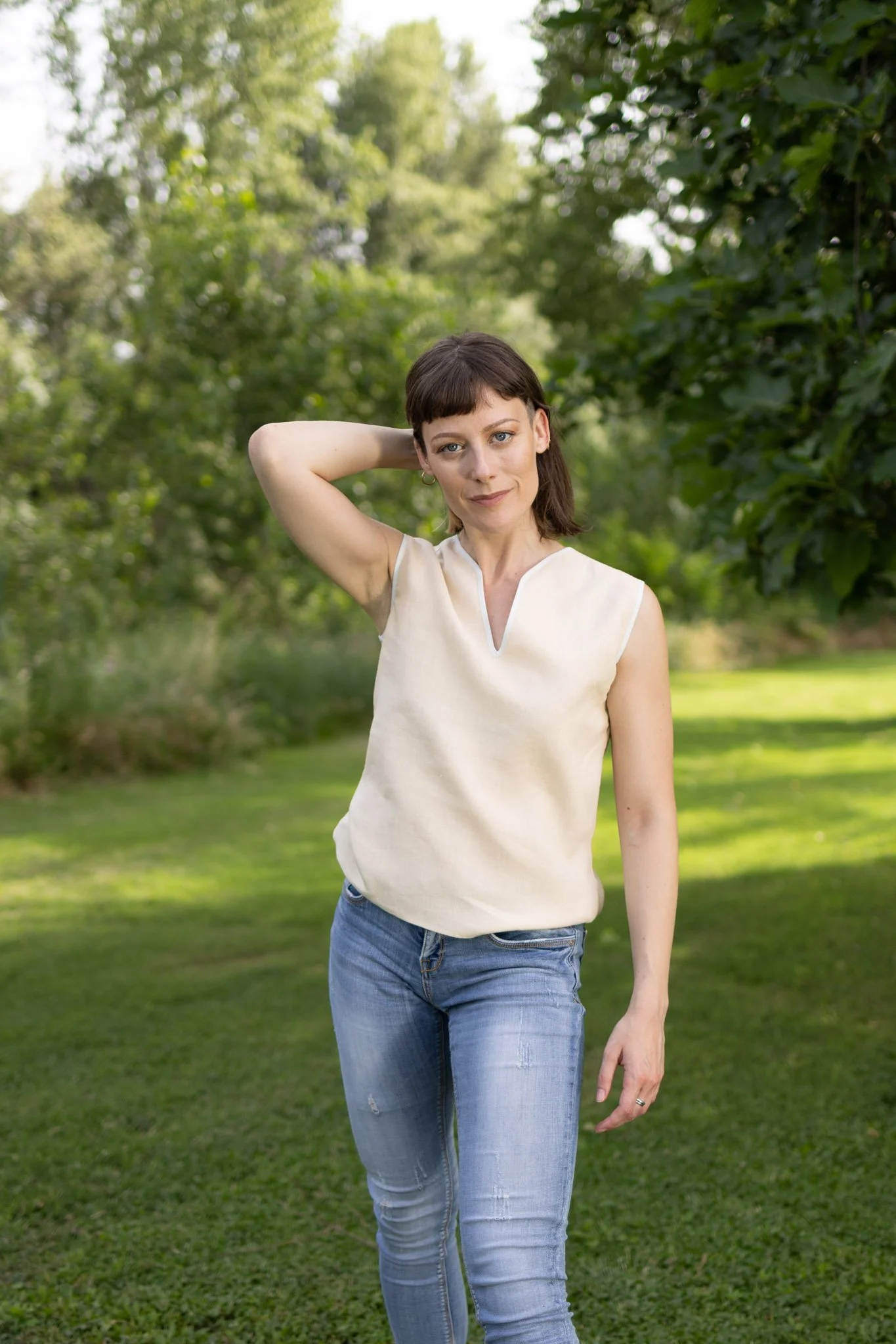 Sleveless top made from 100% Belgian linen in natural colour. Light blue cotton details.