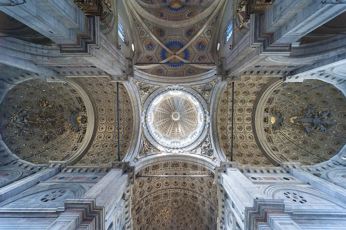 The breathtaking inside of the cathedral of Como with gothic, romanic and rococo elements.