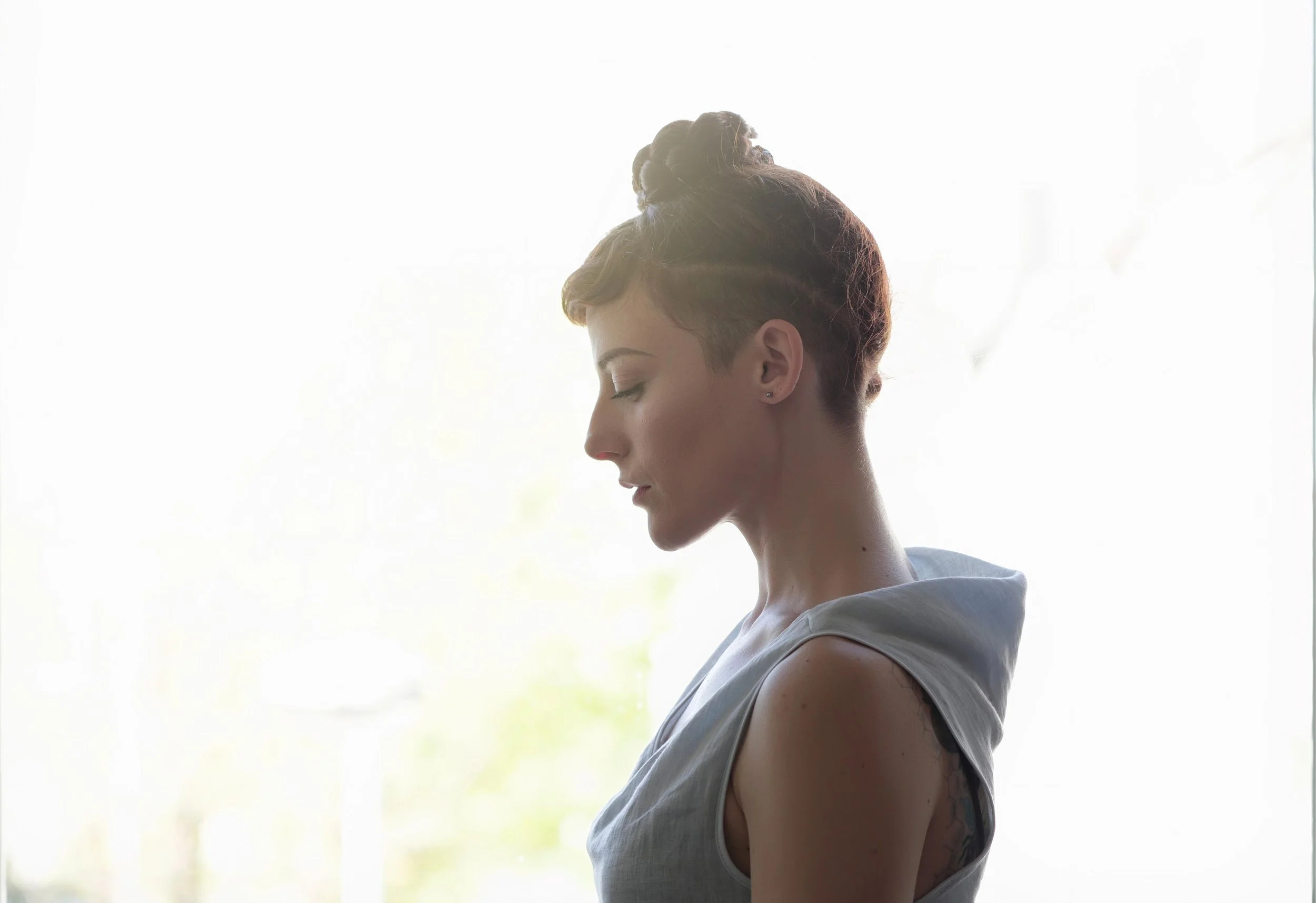 Sleeveless linen top with draped back that recalls the Japanese Kimono neckline