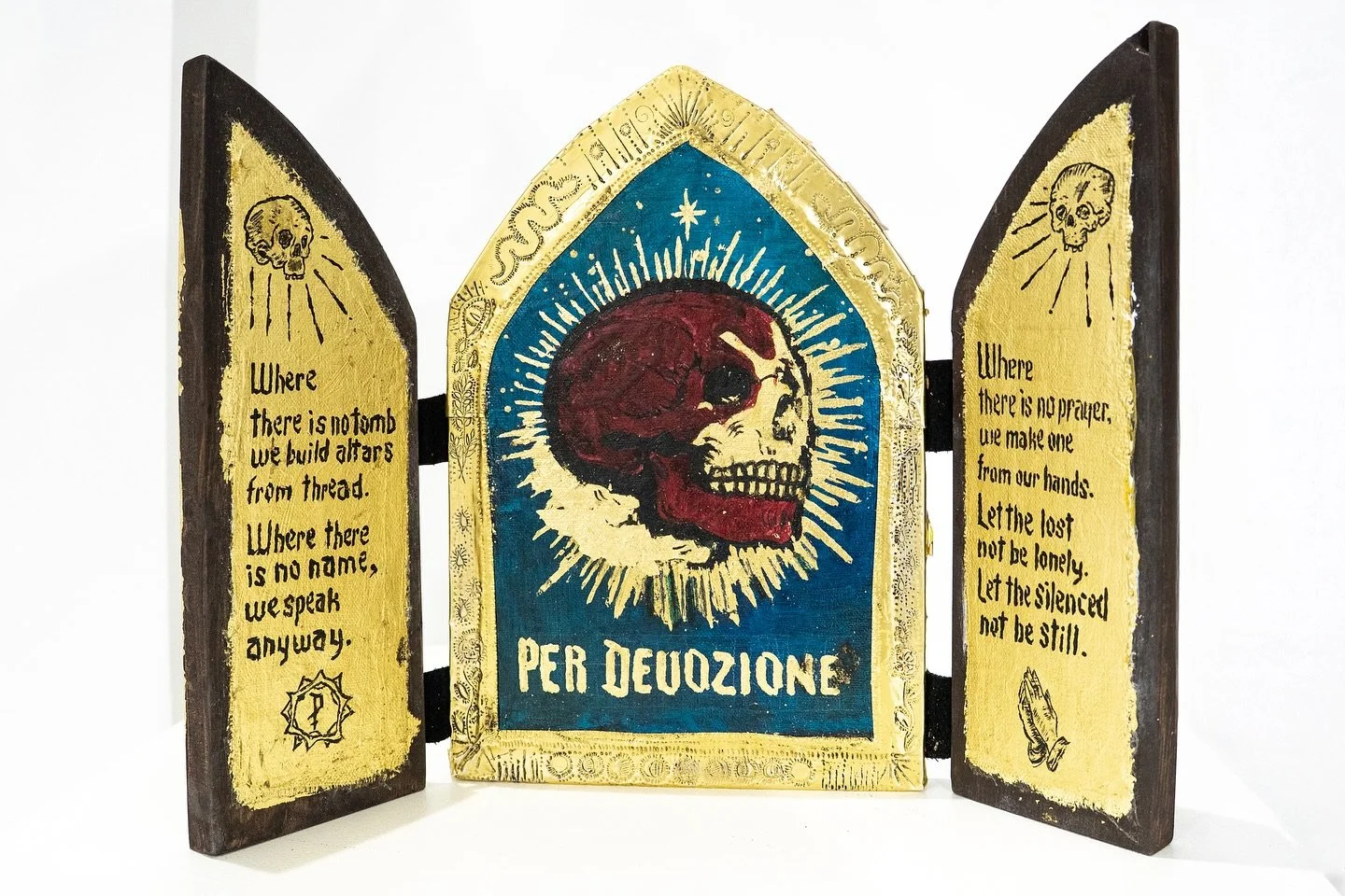 Pezzentelle Table Altar. 

Per devozione: A table altar dedicated to everything that has no tomb, no name, and yet refuses to go quiet.

Oil paint, gold leaf on canvas and wood.
30 x 44 cm, 2025.

#artwork #contemporaryart #altar #devotional #pezzent