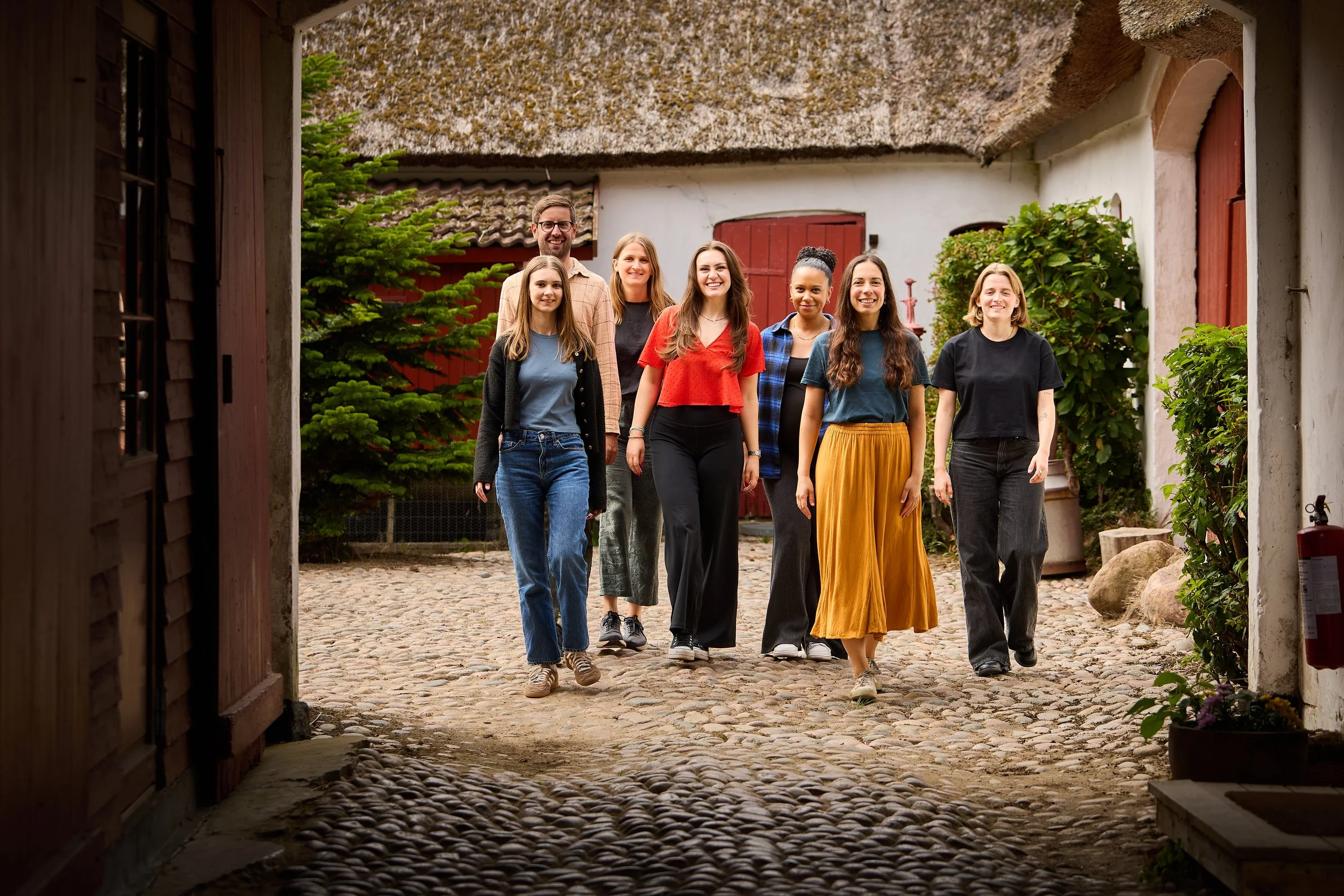Team in courtyard, walking - Photo Mikkel Bækgaard.jpg