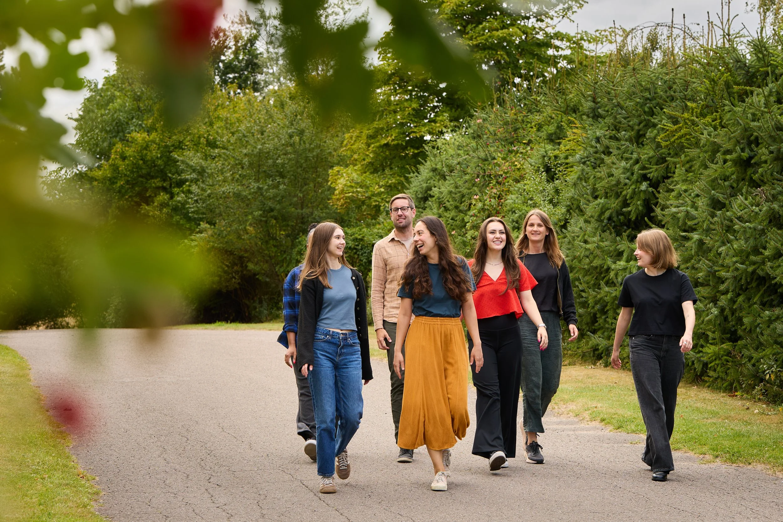 Entire team on road, walking - Photo Mikkel Bækgaard 5.jpg