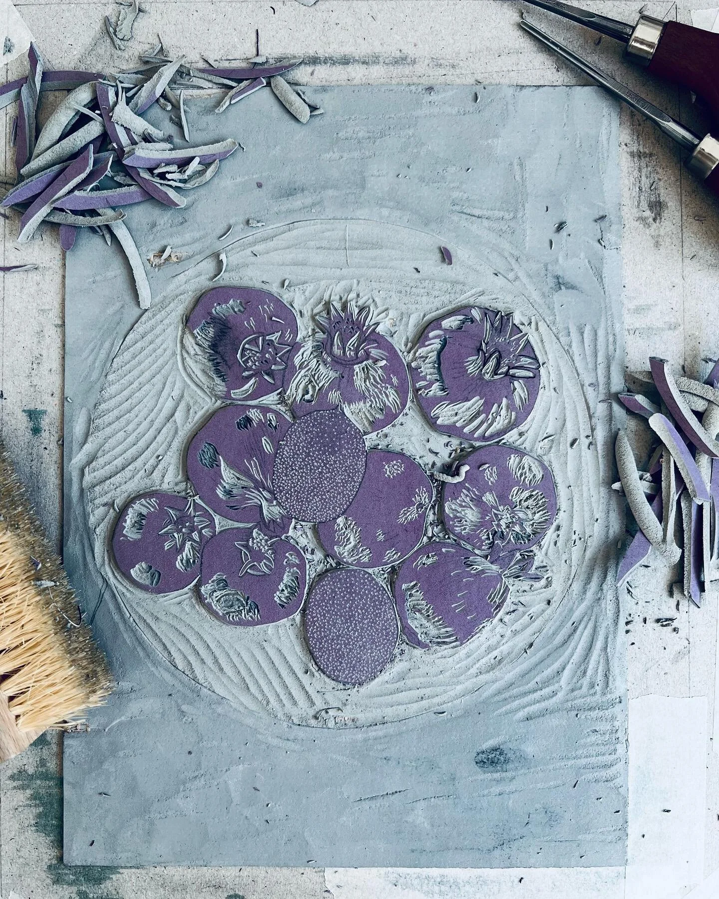 Playing around with a reduction print block that will be printed underneath my black pomegranate block. So a reduction and multi block print heading its way for this one! 🤞🏼🤞🏼🤞🏼
.
.
.
.
.
.
.
.
#printmaking #linoprint #wip #workinprogress #redu