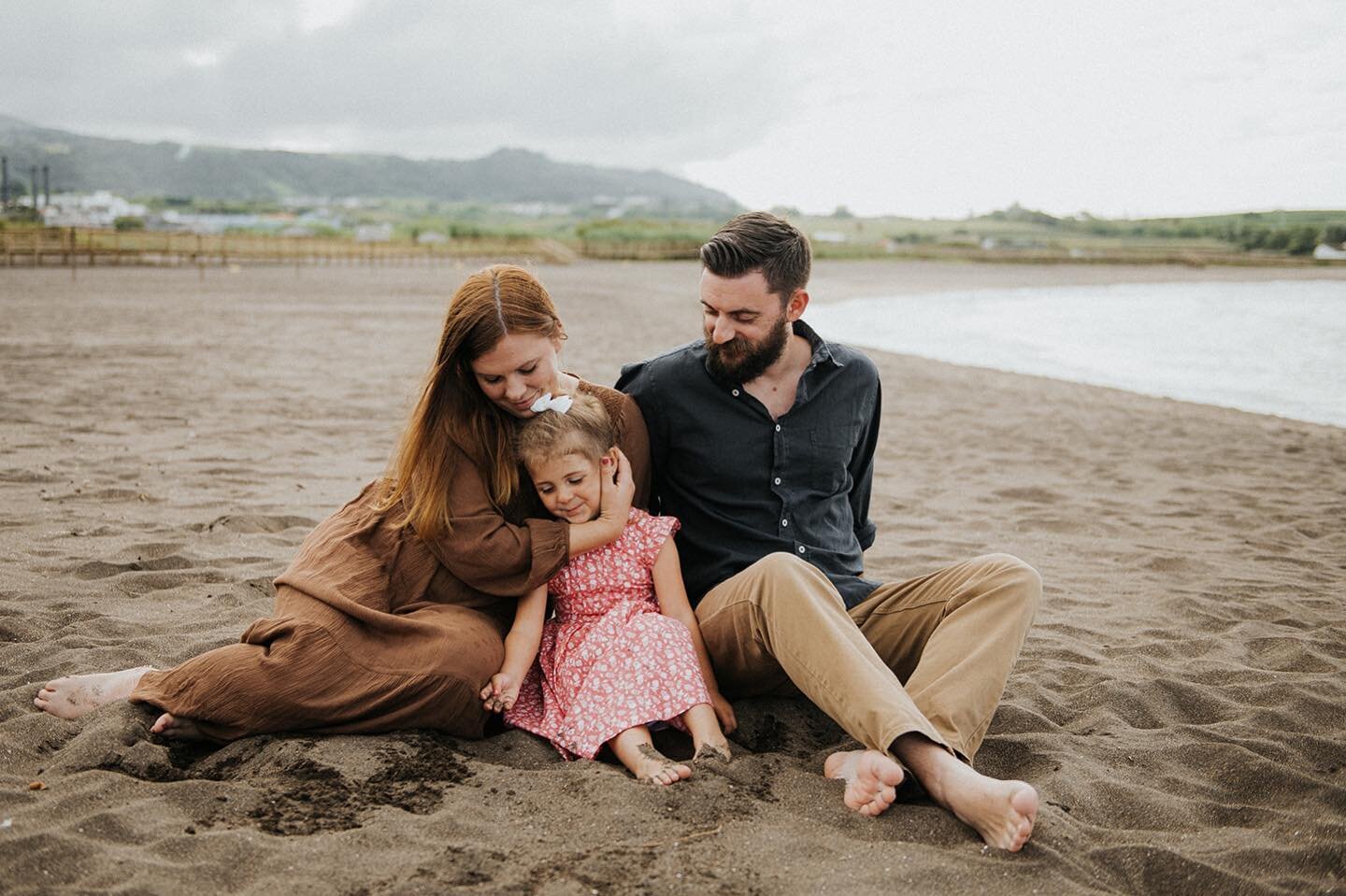 My little family ❤️
📸: @martacabralphoto 

Ava, almost 5 going on 15 with allll the spunk and fire and loads of sweetness 💕 She is silly and kind and oh so smart, and def says the darnedest things 🤪

Chris, the musician, he hates messes (esp sandy