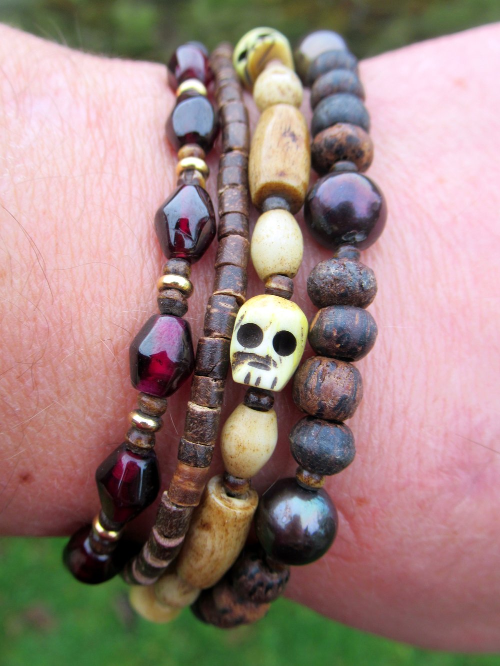Pirate bracelet with genuine black pearls, garnet, bone and wood beads FREE  SHIPPING WORLDWIDE — The Happy Mushroom Crystals, Surfer Jewellery and  fossils