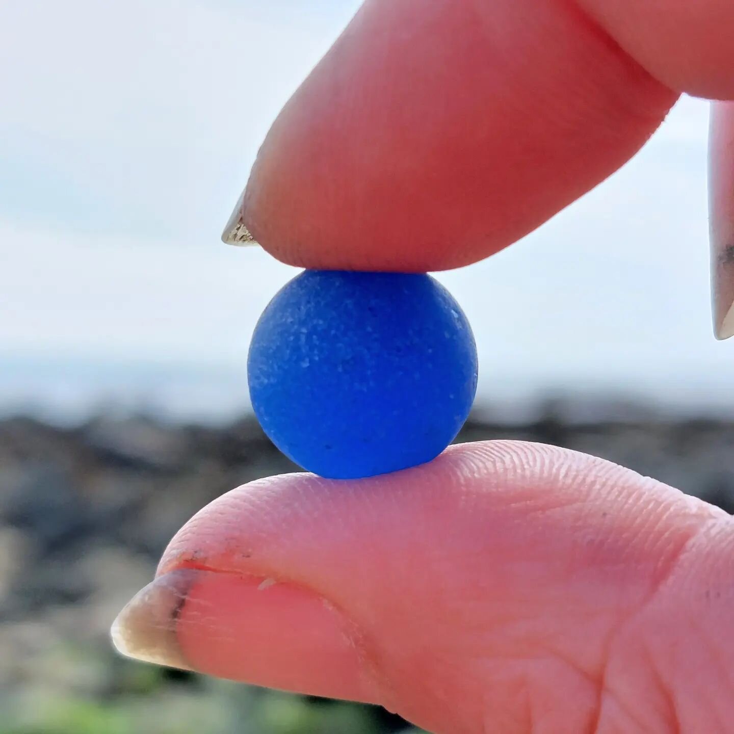 Cobalt blue codd bottle marble beach glass. I almost feel like I didn't deserve this find! Just wow! Found on an out of the way, hard to access beach on the Isle of Wight. #seaglass #beachcombing #mudlark #mudlarking #mudlarkingfinds #coddbottle #cod