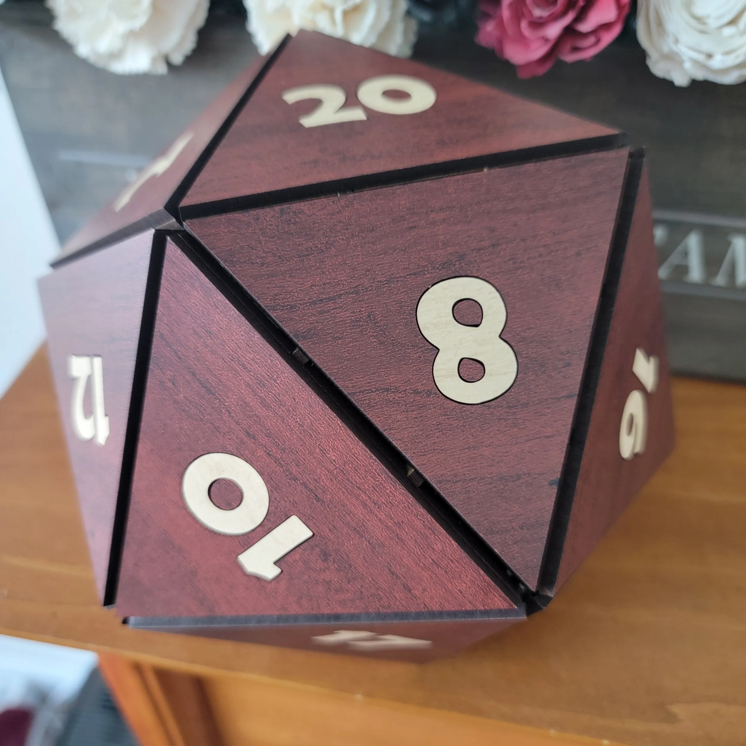 Grandmaster's D20 – Handcrafted Cherry & Maple Display Die