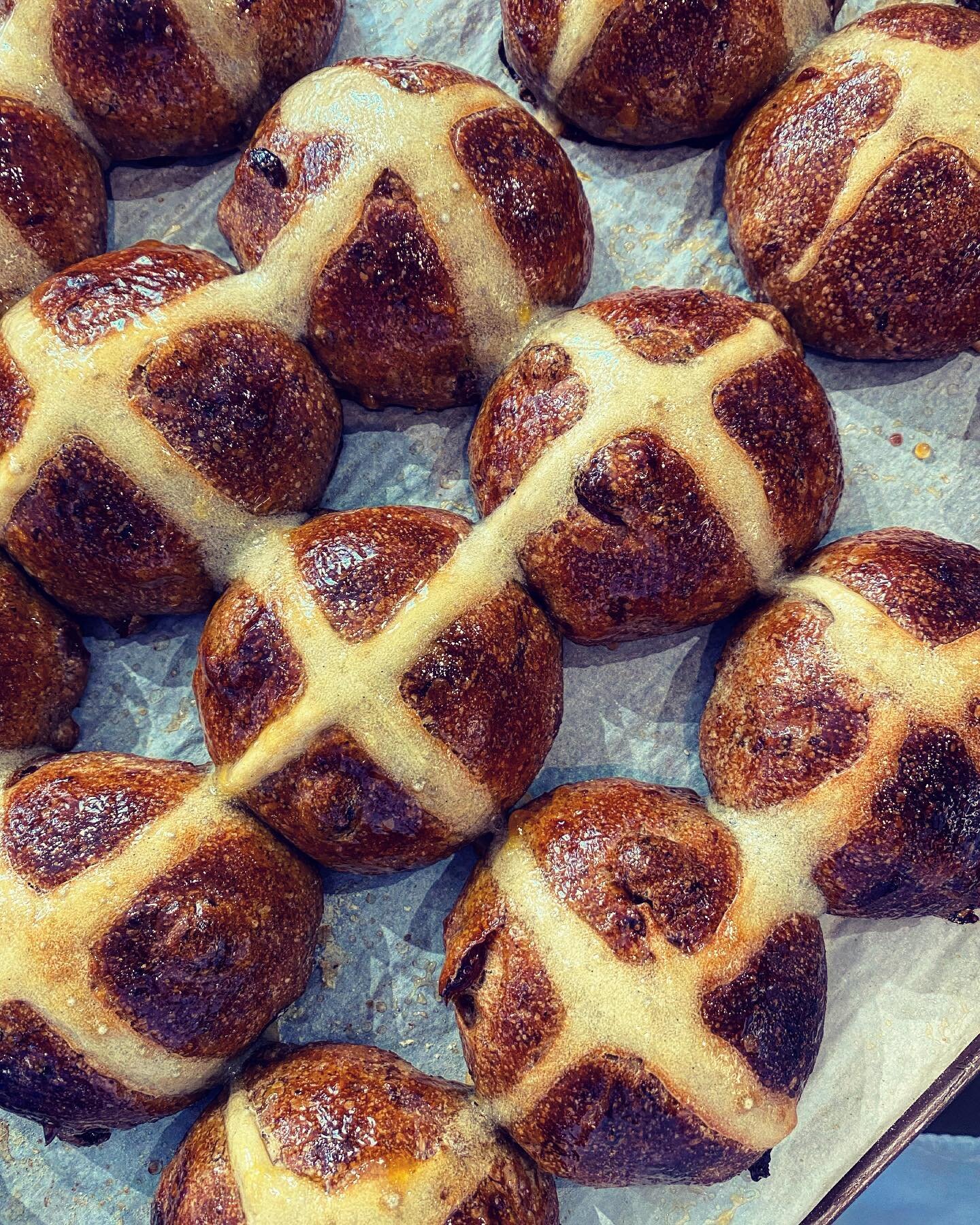 🐣HOT CROSS BUNS ARE BACK! 🐣

Baked this morning, we have lots of delicious, squishy, sourdough hot cross buns and mini tins in the shop today! 

#easterbaking #hotcrossbuns #rugbysmallbusiness