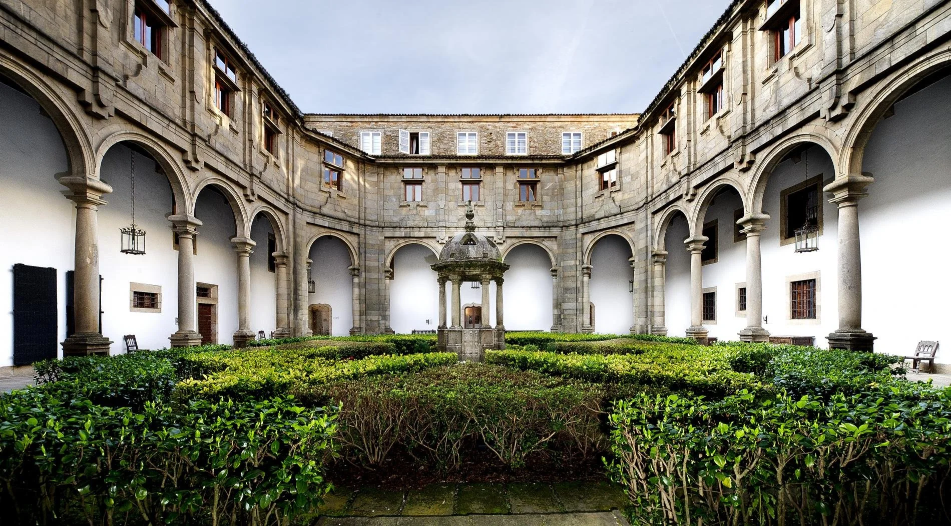 Parador de Santiago 40 claustro san mateo_0.jpg
