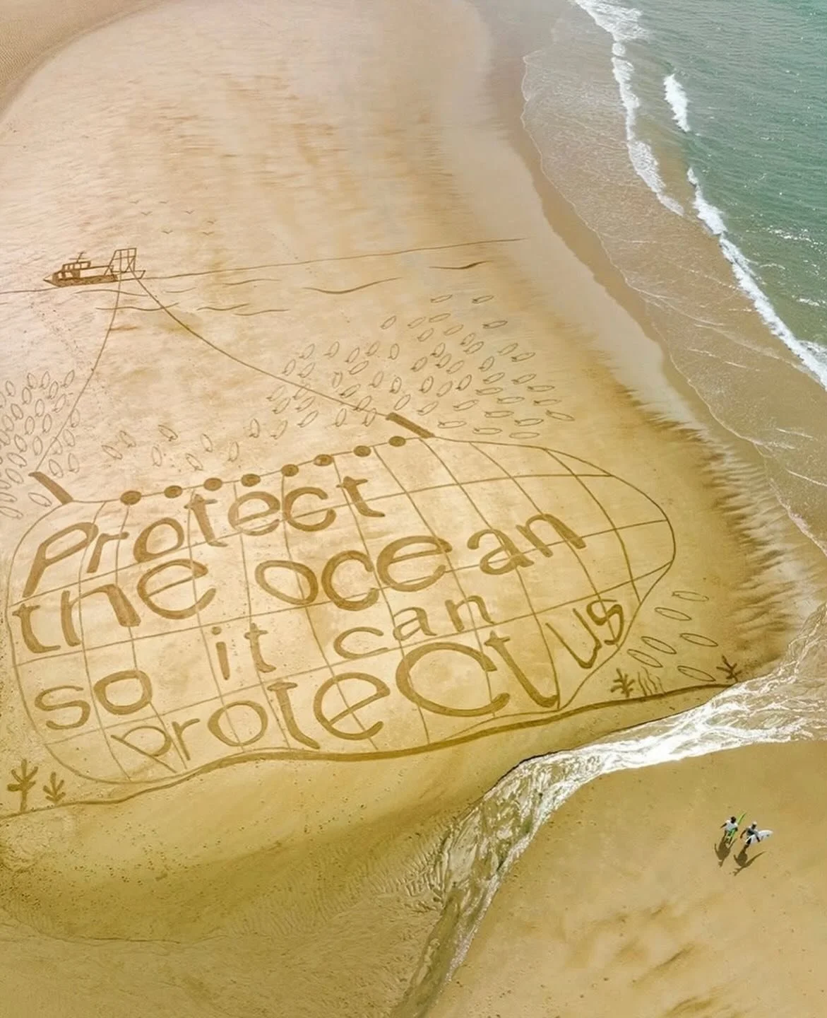 Drone Photography for @patagoniaeurope with the artist @dougasam and ambassadors @arthurbourbon @leabrassy 
Thx @gabedavies 🙌✨.

#protectouroceans #patagonia #ocean #dronephotography