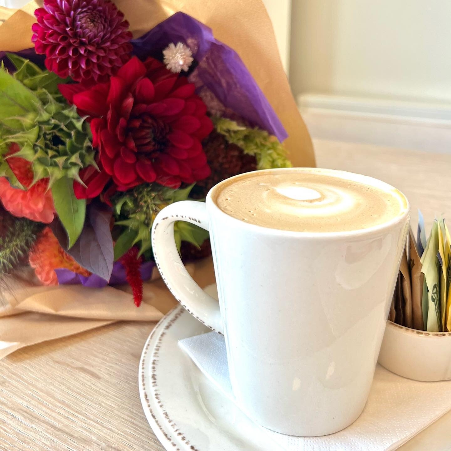 The best way to start the day? A vanilla latte from @gardenandgroundsbistro + and a big bouquet of fall blooms for a new friend. If you haven&rsquo;t checked out this cute spot yet, what are you waiting for?

#coffeeandblooms #coffeeandflowers #balti